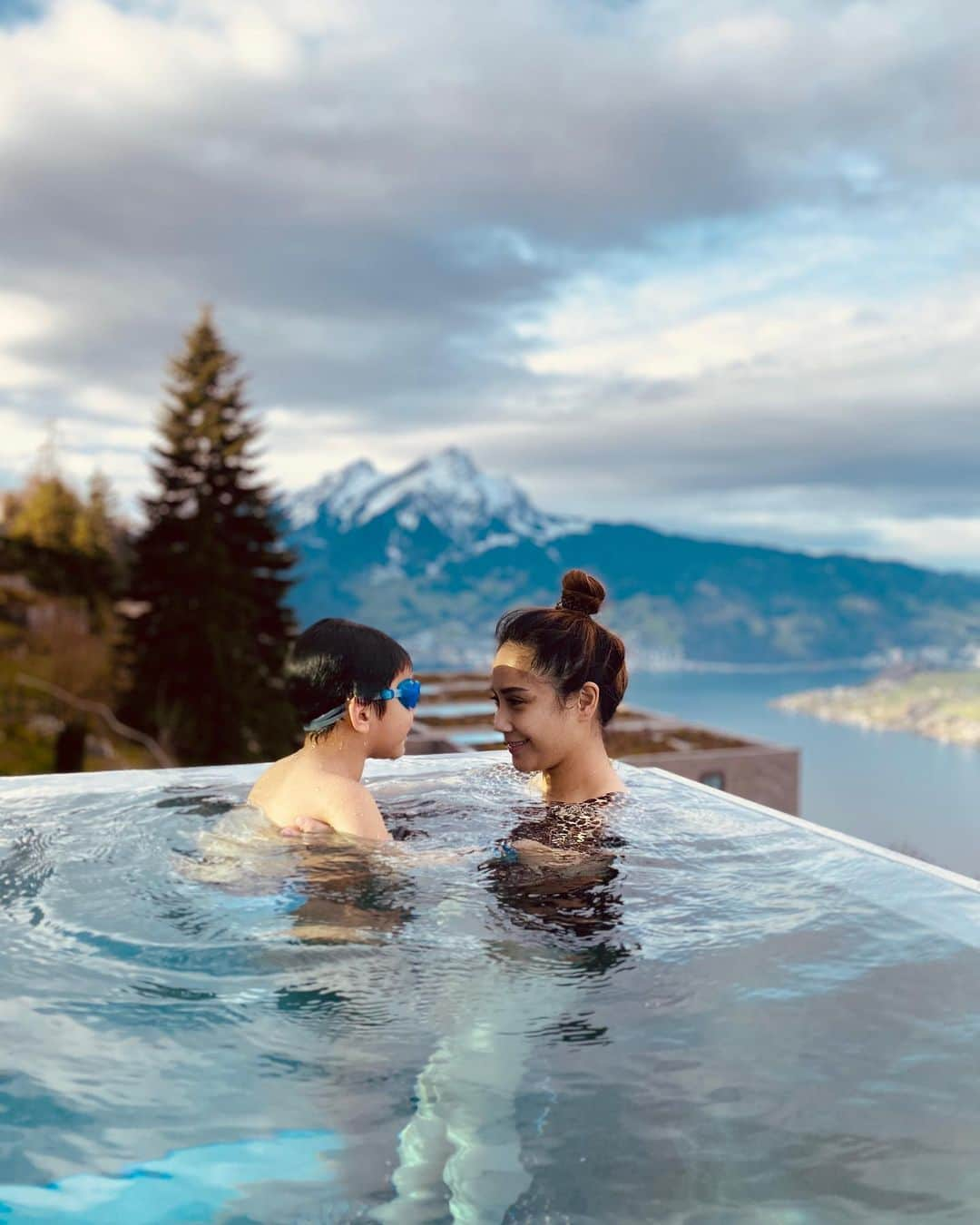 Raffi Ahmadさんのインスタグラム写真 - (Raffi AhmadInstagram)「Woowww Beautifulllll 😍 Best Experience ❤️🇨🇭 Holiday everyday !!!! Comment guys menurut kalian gimana view pool disini 🙏 @tiketcom  #semuaadatiketnya」12月15日 19時13分 - raffinagita1717