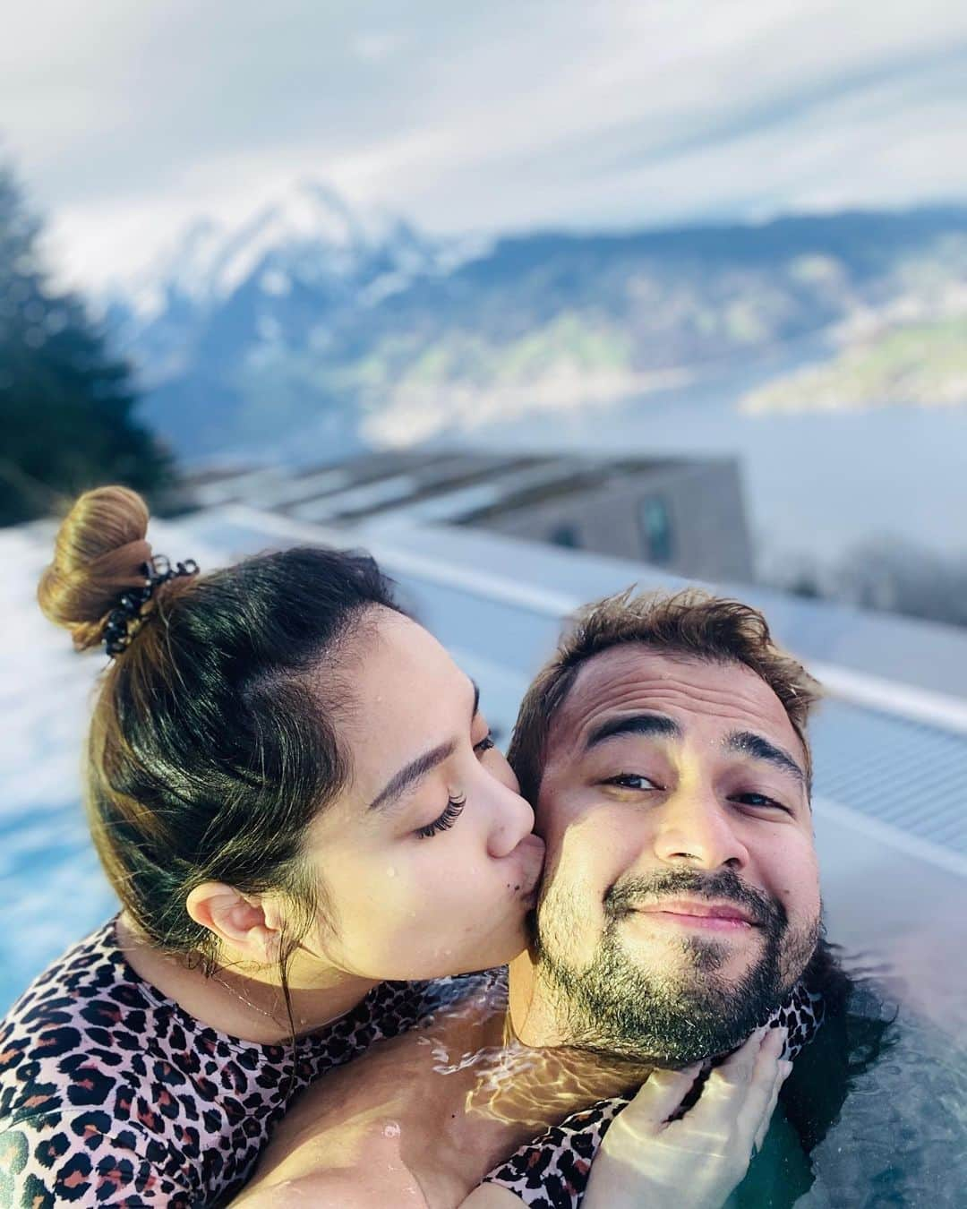 Raffi Ahmadさんのインスタグラム写真 - (Raffi AhmadInstagram)「Woowww Beautifulllll 😍 Best Experience ❤️🇨🇭 Holiday everyday !!!! Comment guys menurut kalian gimana view pool disini 🙏 @tiketcom  #semuaadatiketnya」12月15日 19時13分 - raffinagita1717