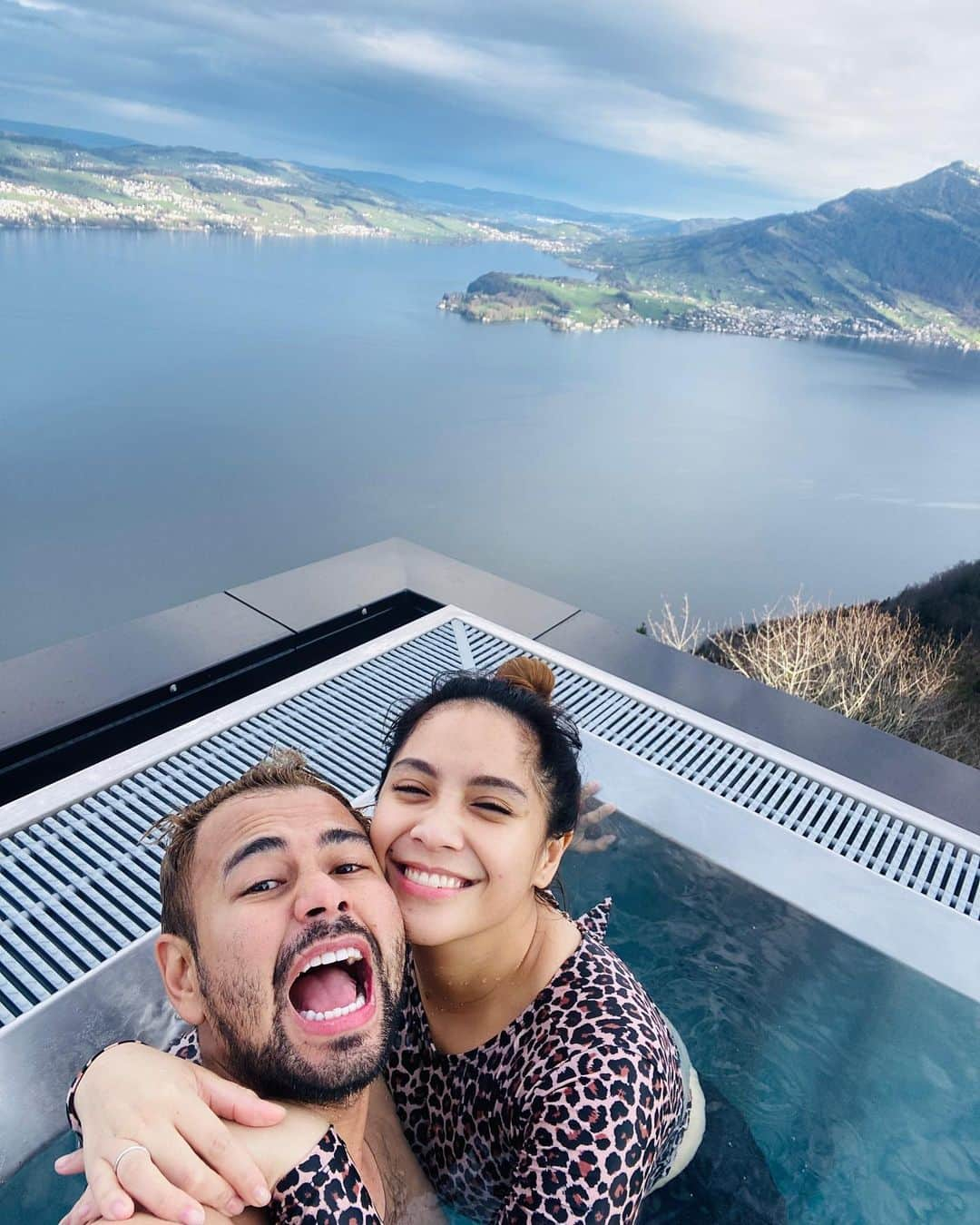 Raffi Ahmadさんのインスタグラム写真 - (Raffi AhmadInstagram)「Woowww Beautifulllll 😍 Best Experience ❤️🇨🇭 Holiday everyday !!!! Comment guys menurut kalian gimana view pool disini 🙏 @tiketcom  #semuaadatiketnya」12月15日 19時13分 - raffinagita1717