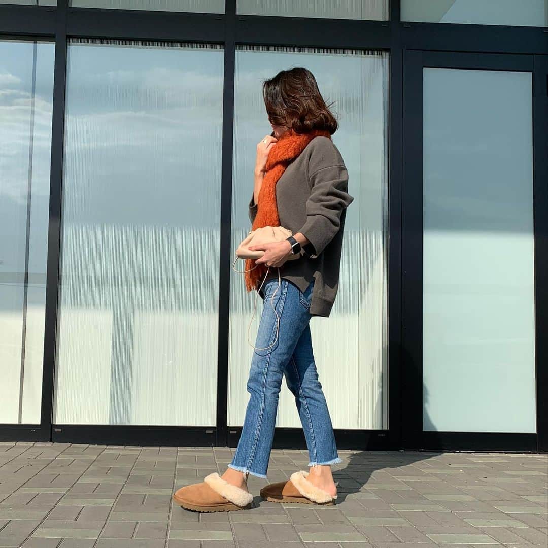 liiiiche23のインスタグラム：「・ ・ プレでゲットした @deuxiemeclasse のニット🧶 軽くてモッチモッチで気持ちいい❣️ ・ ・ #fashion #outfit #ootd #outfitoftheday #dailylook #dailylook_japan #dailylook_jp #code #coordinate #instafashion #deuxiemeclasse #ドゥーズィエムクラス #stunninglure #スタニングルアー #denim #ヘリテージデニム #ugg #uggshoes #アグ #bottegaveneta #newbottega #bottega #ボッテガ #bottegabag #bottegavenetabag #applewatch #アップルウォッチ」