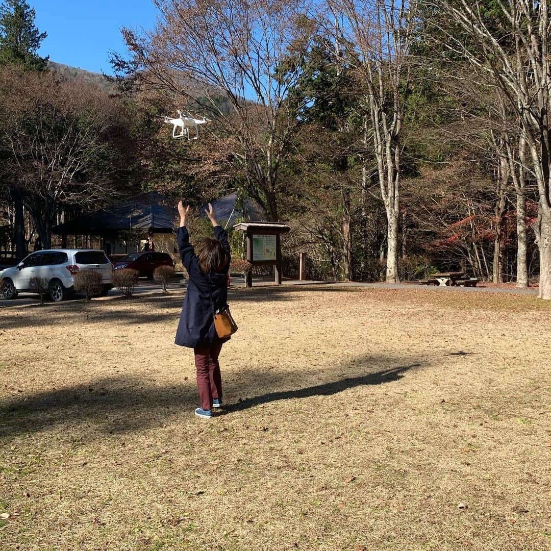 浅利そのみさんのインスタグラム写真 - (浅利そのみInstagram)「ドローンをキャッチして喜ぶおばさん。 #ドローン #ロケ #南アルプス市 #フリーアナウンサー #浅利そのみ #はしゃぎまくり」12月15日 19時16分 - asarisonomi