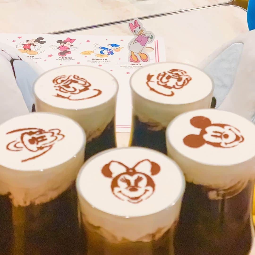 Kanaさんのインスタグラム写真 - (KanaInstagram)「ㅤ ㅤ ミッキーフレンズアイスカフェモカ🐭☕️❤️ ㅤ ( ⚠︎デイジーは加工で作りました ) ㅤ ㅤ ㅤㅤ ㅤㅤ このアイスカフェモカ頼んだ時 ディズニーってやっぱり夢の国だな って思った素敵な裏話があるんだけどね ㅤㅤ ㅤㅤ 注文時に対応してくれたキャストさんが 素敵な気を遣ってくれて、 アイスカフェモカ全種類合わせても ミッキーフレンズが揃わないのは 分かってたし(ミッキー.ミニー.プルート.ドナルド.グーフィー) キャストさんともその話したんだけど ( そもそもキャラは通常ランダムで運ばれてくる ) カフェモカが席に運ばれてきた時 各自のキャラクターの前に それぞれのキャラクターのを置いてくれて ( デイジーのはドナルドにしてくれた ) ㅤ 最後にお子様用シートのデイジーを折り立てたのを さっと置いてくれたの😭😭😭❤️ ( 2枚目見てね ) ㅤ ㅤㅤㅤㅤ みんな歓声あげて喜んだし 私泣きましたこれで😢 ㅤ ㅤ ㅤ 文章ぐちゃぐちゃで みんなに伝わったか分からないけど() ほんっっっとに嬉しかったから文章に残します！😭❤️ ㅤ ディズニーってやっぱり素敵な場所だね。 これだから好きなんだ〜〜🤦🏻‍♀️❤️❤️❤️ ㅤ ㅤ ㅤ ㅤ ㅤ ㅤㅤ ㅤ #あやかなめぐやぎぽん ㅤ #kana_disney ㅤ ㅤㅤ #東京ディズニーランド #ディズニーランド #東京ディズニーリゾート #センターストリートコーヒーハウス #アイスカフェモカ #ミッキーフレンズ #ミッキー #ミニー #プルート #ドナルド #デイジー #ディズニーフード #ファンキャップ #tokyodisneyland #tdl #tokyodisneyresort #tdr #centerstreetcoffeehouse #mickeyandfriends #mickeymouse #minniemouse #pluto #donald #daisy #disneyfood」12月15日 19時17分 - kalnnas2