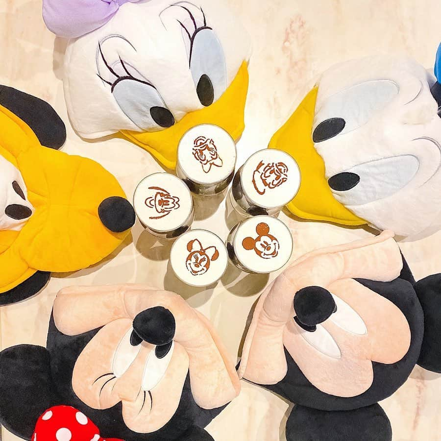 Kanaさんのインスタグラム写真 - (KanaInstagram)「ㅤ ㅤ ミッキーフレンズアイスカフェモカ🐭☕️❤️ ㅤ ( ⚠︎デイジーは加工で作りました ) ㅤ ㅤ ㅤㅤ ㅤㅤ このアイスカフェモカ頼んだ時 ディズニーってやっぱり夢の国だな って思った素敵な裏話があるんだけどね ㅤㅤ ㅤㅤ 注文時に対応してくれたキャストさんが 素敵な気を遣ってくれて、 アイスカフェモカ全種類合わせても ミッキーフレンズが揃わないのは 分かってたし(ミッキー.ミニー.プルート.ドナルド.グーフィー) キャストさんともその話したんだけど ( そもそもキャラは通常ランダムで運ばれてくる ) カフェモカが席に運ばれてきた時 各自のキャラクターの前に それぞれのキャラクターのを置いてくれて ( デイジーのはドナルドにしてくれた ) ㅤ 最後にお子様用シートのデイジーを折り立てたのを さっと置いてくれたの😭😭😭❤️ ( 2枚目見てね ) ㅤ ㅤㅤㅤㅤ みんな歓声あげて喜んだし 私泣きましたこれで😢 ㅤ ㅤ ㅤ 文章ぐちゃぐちゃで みんなに伝わったか分からないけど() ほんっっっとに嬉しかったから文章に残します！😭❤️ ㅤ ディズニーってやっぱり素敵な場所だね。 これだから好きなんだ〜〜🤦🏻‍♀️❤️❤️❤️ ㅤ ㅤ ㅤ ㅤ ㅤ ㅤㅤ ㅤ #あやかなめぐやぎぽん ㅤ #kana_disney ㅤ ㅤㅤ #東京ディズニーランド #ディズニーランド #東京ディズニーリゾート #センターストリートコーヒーハウス #アイスカフェモカ #ミッキーフレンズ #ミッキー #ミニー #プルート #ドナルド #デイジー #ディズニーフード #ファンキャップ #tokyodisneyland #tdl #tokyodisneyresort #tdr #centerstreetcoffeehouse #mickeyandfriends #mickeymouse #minniemouse #pluto #donald #daisy #disneyfood」12月15日 19時17分 - kalnnas2