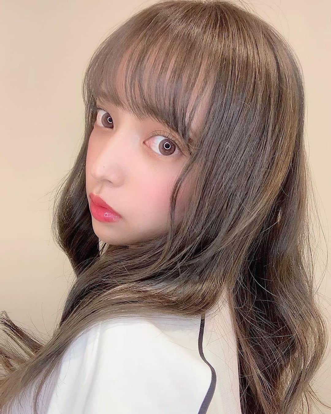 片山良平のインスタグラム：「・ ・ ・ 年内ラストヘア✂︎今年もありがとう☺️ カット&カラー&トリートメント カラーはブルーベージュで柔らかい透明感出してます✂︎ ・ #repost @hirao_yumika ・・・ Newhair💇🏼‍♀️ 今回もローネスで！トーンダウンして前髪重くしてもらったよ💚 サラサラなトリートメントもやっていただきました^_^ #LONESS #hair#ヘアカラー#ブルーベージュ#カット#ロングヘア#ハイライト#前髪#ヘアスタイル」