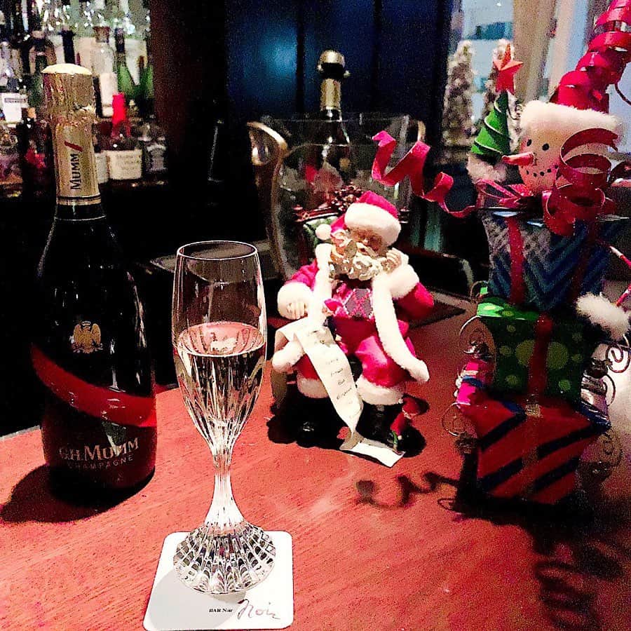 柴本愛沙さんのインスタグラム写真 - (柴本愛沙Instagram)「恵比寿のBar Noir🥂 とっても雰囲気の良いお店で、 お祝いしてもらいました♡ 誕生日月はいいですね🎂  メゾンマムのシャンパーニュで乾杯🍾 ボトルに彫り込まれた赤いリボンが可愛い🎀  このバーのオーナーさんは、ウエスティンや リッツカールトンなどにいたそうで、 店内は一流ホテルのバーそのままの作りです。 クリスマスシーズンということで、 あちらこちらにサンタクロースやツリーなど 素敵な飾りがたくさんありました🎄 休日の贅沢なひととき♡  #mumm #maisonmumm #シャンパン #シャンパーニュ #メゾンマム #mummgrandcordon #celebration #champagne #マム #bar #barnoir #ebisu #恵比寿 #恵比寿bar #恵比寿バー #お祝い #乾杯 #誕生日月間 #雰囲気良し #一流のおもてなし #ほろ酔い #シャンパンマム #マムグランコルドン #バカラグラス #baccarat」12月15日 19時19分 - aisa_shibamoto