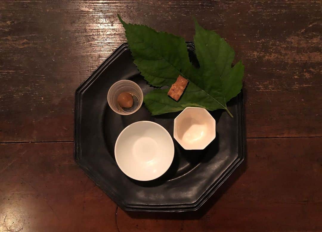 井山三希子さんのインスタグラム写真 - (井山三希子Instagram)「小曼でのベトナム茶会　 本日無事に終了しました  いらして下さりありがとうございました また、何時も私の展示にお茶を入れて下さる乃月さんありがとうございました  八王子からフォーを作りに来てくれたPe☆Peの戸谷さんありがとう  今回で4回目となる台北での展示、何時もスタッフ皆んなでサポートして下さる小曼、ありがとうございました  展示は12月26日迄です 台北へのご旅行やお近くにいらしゃる機会がありましたら是非覗いてみて下さい」12月15日 19時34分 - nikoyagi