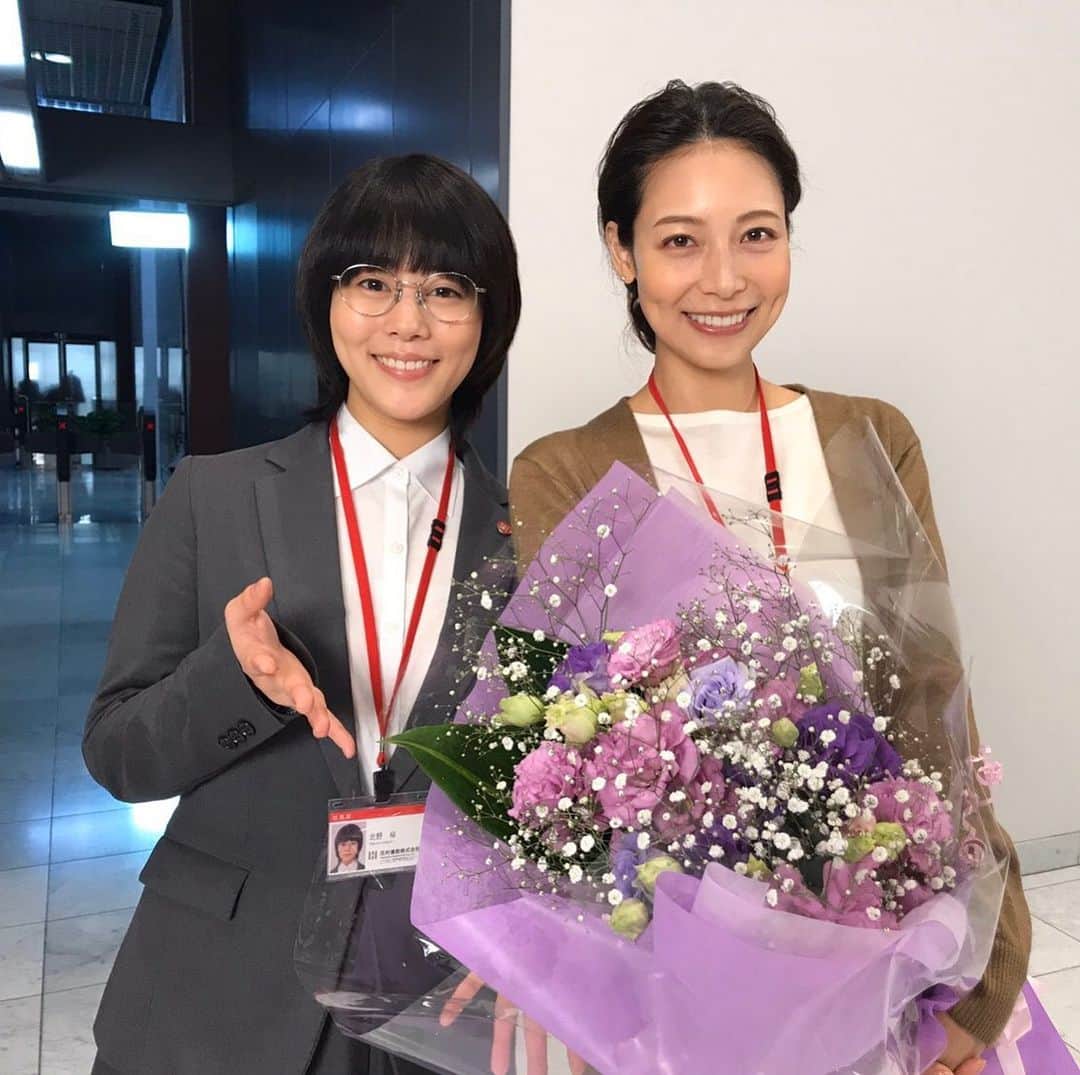 のインスタグラム：「🌸#同期のサクラ クランクアップ集🌸 18日(水)で最終回を迎える同期のサクラ😭🌸本日は #すみれさん 役の #相武紗季 さん😁 お母さんのような優しさでサクラを包み込んでくれました😊最後は笑顔で、#はい先輩✌️ #最終回は #12月18日 #高畑充希」
