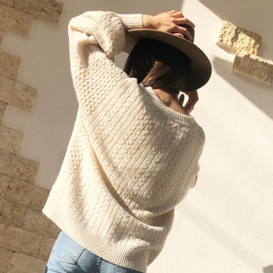 asuka0119さんのインスタグラム写真 - (asuka0119Instagram)「2019,12,15. . @pierrot_shop  の#キーネックニット  フワフワ柔らかくて暖かい(ت) 再販始まりましたよ⤴︎ ⤴︎⤴︎ この肌触りとバックスタイルのぬけ感▶️スワイプ #プチプラ とは思えない . 新色にブラウン登場\♡/" ぜひ#Pierrot で検索してみてください(ت) . @pierrot_shop #pierrot #pierrot_shop #ピエロアンバサダー #ニット #キーネック#キーネックケーブルニット(s1903-013528) #高身長コーデ #高身長#アラフォー#アラフォーコーデ #プチプラコーデ  #ユニデニ#アミアミ#uniqlo #ユニクロ」12月15日 19時35分 - asuka0119