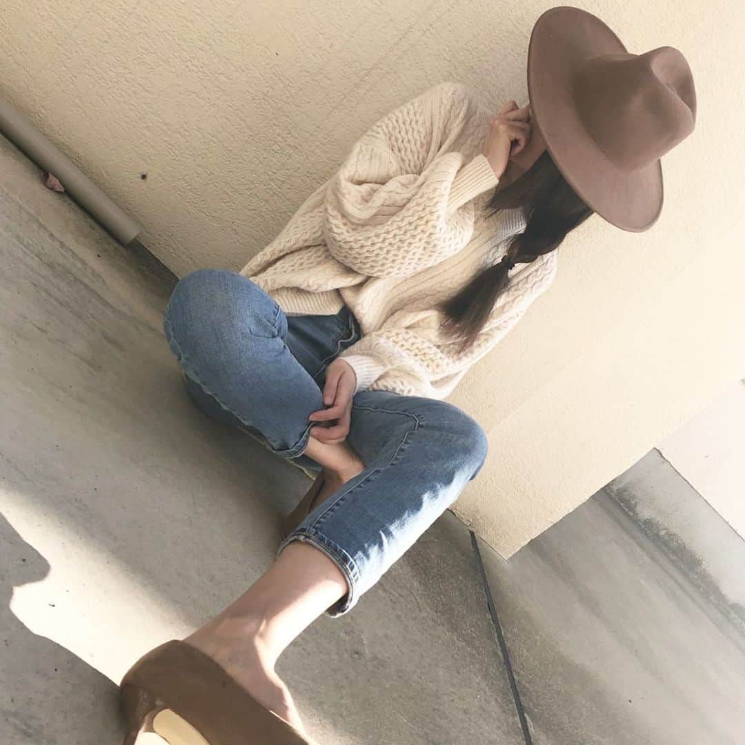 asuka0119のインスタグラム：「2019,12,15. . @pierrot_shop  の#キーネックニット  フワフワ柔らかくて暖かい(ت) 再販始まりましたよ⤴︎ ⤴︎⤴︎ この肌触りとバックスタイルのぬけ感▶️スワイプ #プチプラ とは思えない . 新色にブラウン登場\♡/" ぜひ#Pierrot で検索してみてください(ت) . @pierrot_shop #pierrot #pierrot_shop #ピエロアンバサダー #ニット #キーネック#キーネックケーブルニット(s1903-013528) #高身長コーデ #高身長#アラフォー#アラフォーコーデ #プチプラコーデ  #ユニデニ#アミアミ#uniqlo #ユニクロ」
