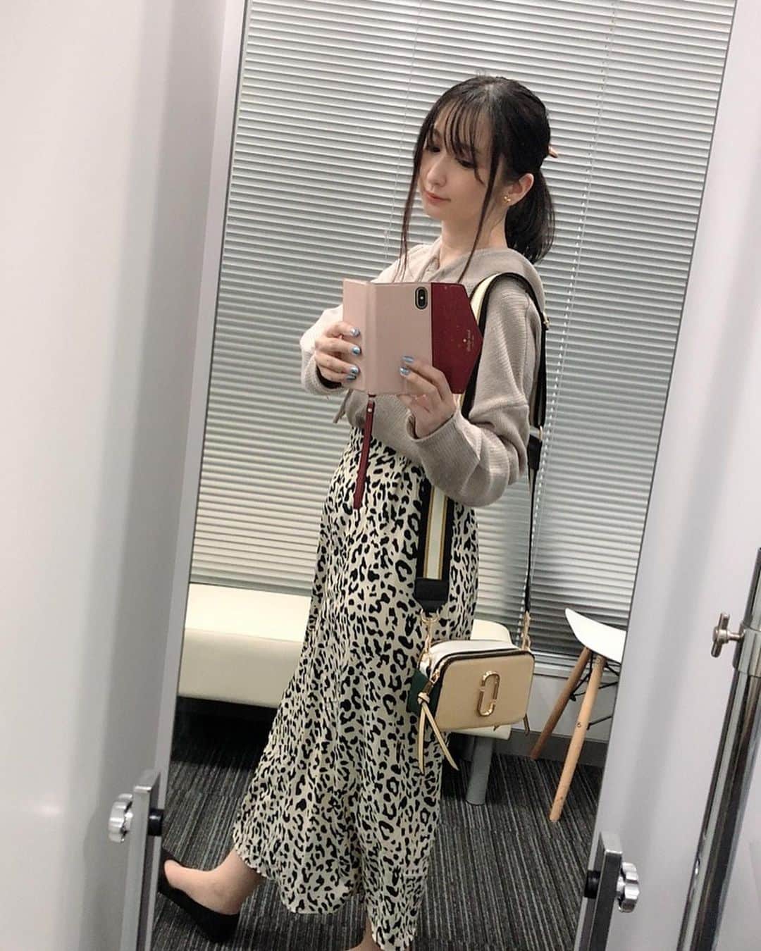 大谷咲子のインスタグラム：「先日も着てましたがこのヒョウ柄スカートお気に入りです🥰　#GRL 今日もCHECK&Wowma!出演でした！ 年内最後かな🤔 新しい #katespade のピアス🍀が見えるようにポニーテールにしました✨」