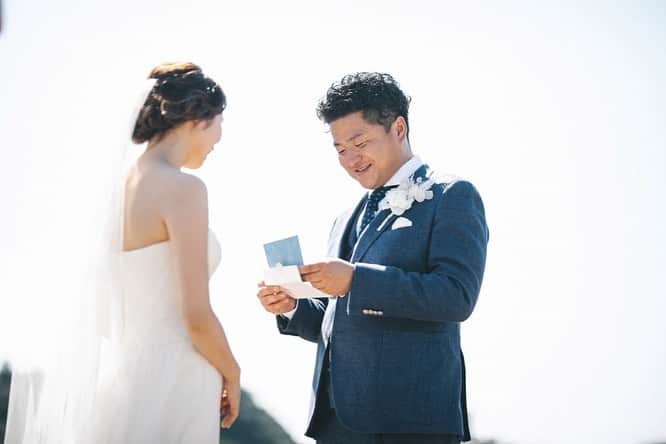 ARCH DAYS Weddingsさんのインスタグラム写真 - (ARCH DAYS WeddingsInstagram)「結婚式の手紙セレモニーは、花嫁からご両親へ読むのが定番ですが、新郎新婦ともに用意するのもおすすめ☺️﻿ ﻿ 今回は、手紙の素敵な演出や、文例も併せてご紹介。﻿ ﻿ こちらのCOLUMNを参考に、ぜひご自身の思いをたっぷり込めて用意してみてくださいね🕊﻿ ﻿ ﻿ --------------------------﻿ ﻿ ﻿ ▽このCOLUMNを読むにはストーリーズを☑︎﻿ ﻿ ﻿ --------------------------﻿ ﻿ ﻿ ▽ARCH DAYSトップページはこちらから☑﻿ @archdays_weddings﻿ プロフィールのリンクから👰🏻﻿ ﻿ ▽バースデー・ベビーシャワーなどの情報を見るなら💁🎉﻿ @archdays﻿ ﻿ ﻿ --------------------------﻿ ﻿ ﻿ ARCH DAYSに会員機能ができました💁‍♀️﻿ ﻿ 気になる記事や写真をクリップして、もっと便利に！自分だけのページを作れます📎﻿ ﻿ また、会員登録をしてマイページからパートナーを招待すれば、2人でイメージを共有可能に♩﻿ ﻿ ﻿ --------------------------﻿ #archdays #archdays_wedding #アーチデイズ #アーチデイズウェディング #archdays花嫁 #手紙 #花嫁の手紙 #花婿の手紙 #新婦の手紙 #新郎の手紙 #演出 #結婚式演出 #人前式演出 #ウェディング演出 #ウエディング演出 #サプライズ演出 #結婚式演出アイディア #ブライダル演出 #両親への手紙 #結婚式準備 #花嫁準備 #ウェディング準備 #プレ花嫁 #卒花嫁 #2020春婚 #2020夏婚 #2020秋婚 #2020冬婚﻿ --------------------------﻿ https://archdays.com/column/2019/12/13/50997﻿ --------------------------」12月15日 19時37分 - archdays_weddings