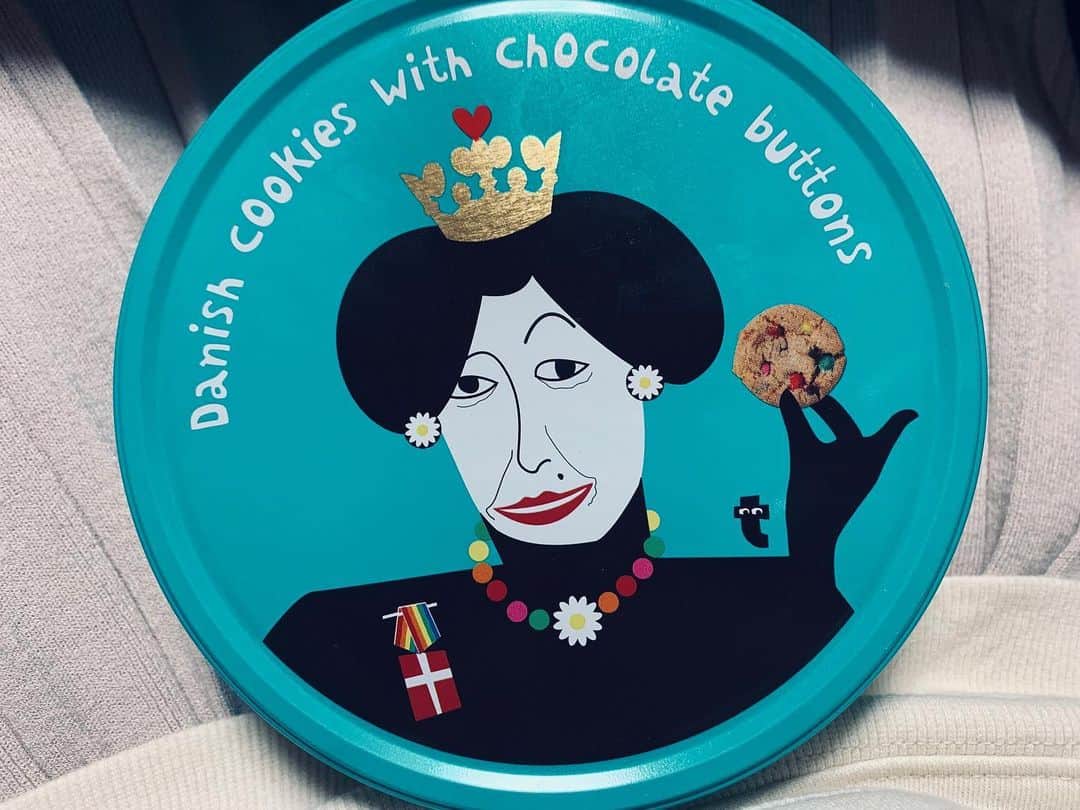秋山ゆずきのインスタグラム：「. . イケてる女性の缶✨ 真魚さんがくれたクッキー🍪 海外の味がした。  お菓子の缶とか箱って みんなどうしてます？ 私はいつも捨てられなくて とりあえずとっておいちゃう。 ☹️ #クッキー #フライングタイガー」