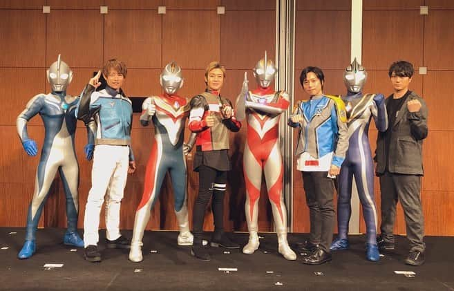 つるの剛士さんのインスタグラム写真 - (つるの剛士Instagram)「幼い頃、 ウルトラマンから沢山の夢を貰った。 夢が叶って今度は自分がウルトラマンに変身した。 そして今、 自分の子供がウルトラマンから沢山の夢を貰っている。  全ての円谷ヒーロー、 ウルトラマン、全員集合。  来てくれた沢山の全てのウルトラマン（お客さん）と夢の共有ができた"円谷コンベンション2019"  とにかく一日泣きまくった 最高のひととき。  本当にありがとうございました！！ "夢がそこにある限り ウルトラマン、 円谷プロダクションの未来は  そこにある。" ラジャー👍‼️ #ウルトラマンダイナ #アスカ・シン #ultramandyna #円谷コンベンション2019 #ツブコン」12月15日 19時51分 - takeshi__tsuruno