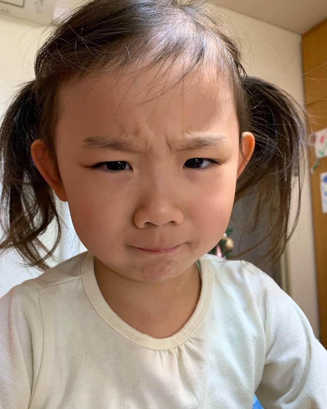 伊藤孝恵さんのインスタグラム写真 - (伊藤孝恵Instagram)「痛みにひたすら耐えている昨今。「ママの顔！」と4歳のモノマネ。#すんごいね #眉間 #ママそんなんなってんのか」12月15日 19時54分 - itotakae