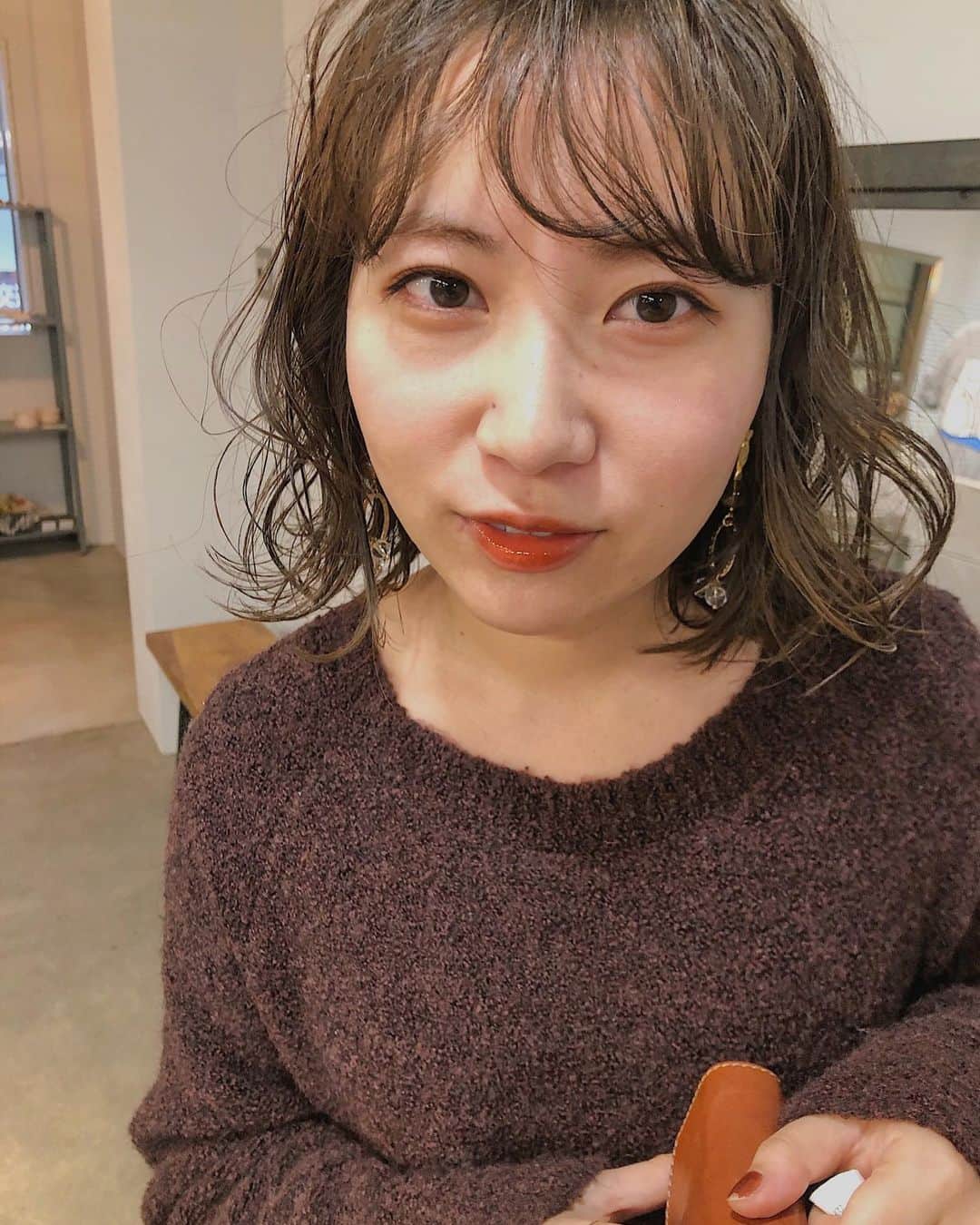 のインスタグラム：「オリーブベージュ🌼﻿ お客様が帰る時にリップを付け直したり﻿ ピアスやイヤリングをつけて﻿ 全身鏡でトータルを確認する仕草がとても好きです。👶🍑﻿ 鏡を見た時に、少しでも、﻿ いいかも🌼﻿ って、思っていただけるように。🙏﻿ #sakinchohair﻿」