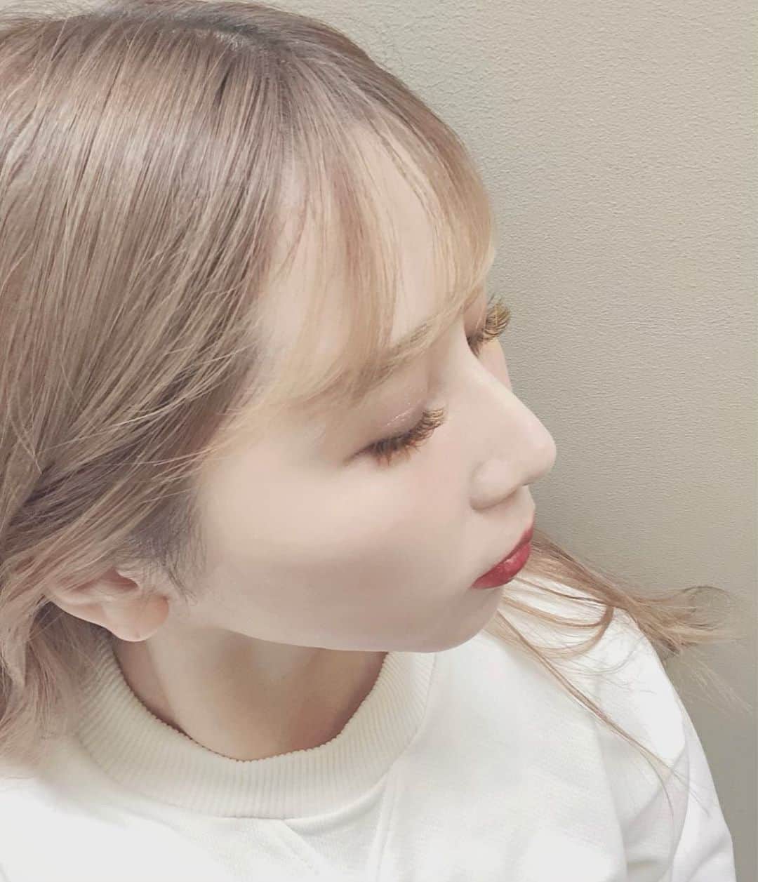 のインスタグラム：「eye...❤︎ ： マツエクは髪に合わせた ブラウンにしてるの♡ ： Cカールで ベージュと少し赤みのあるブラウンを混ぜて頂いてます❤︎ ： このカラー目の色が綺麗に見えるので すごくお気に入り♡ ： ： #マツエク#ブラウンマツエク#ブラウンまつげ#ブラウンメイク#メイク#ベージュカラー#ベージュコーデ#ミルクティーカラー#ミルクティーベージュ#美容法#大阪マツエク#赤リップ」