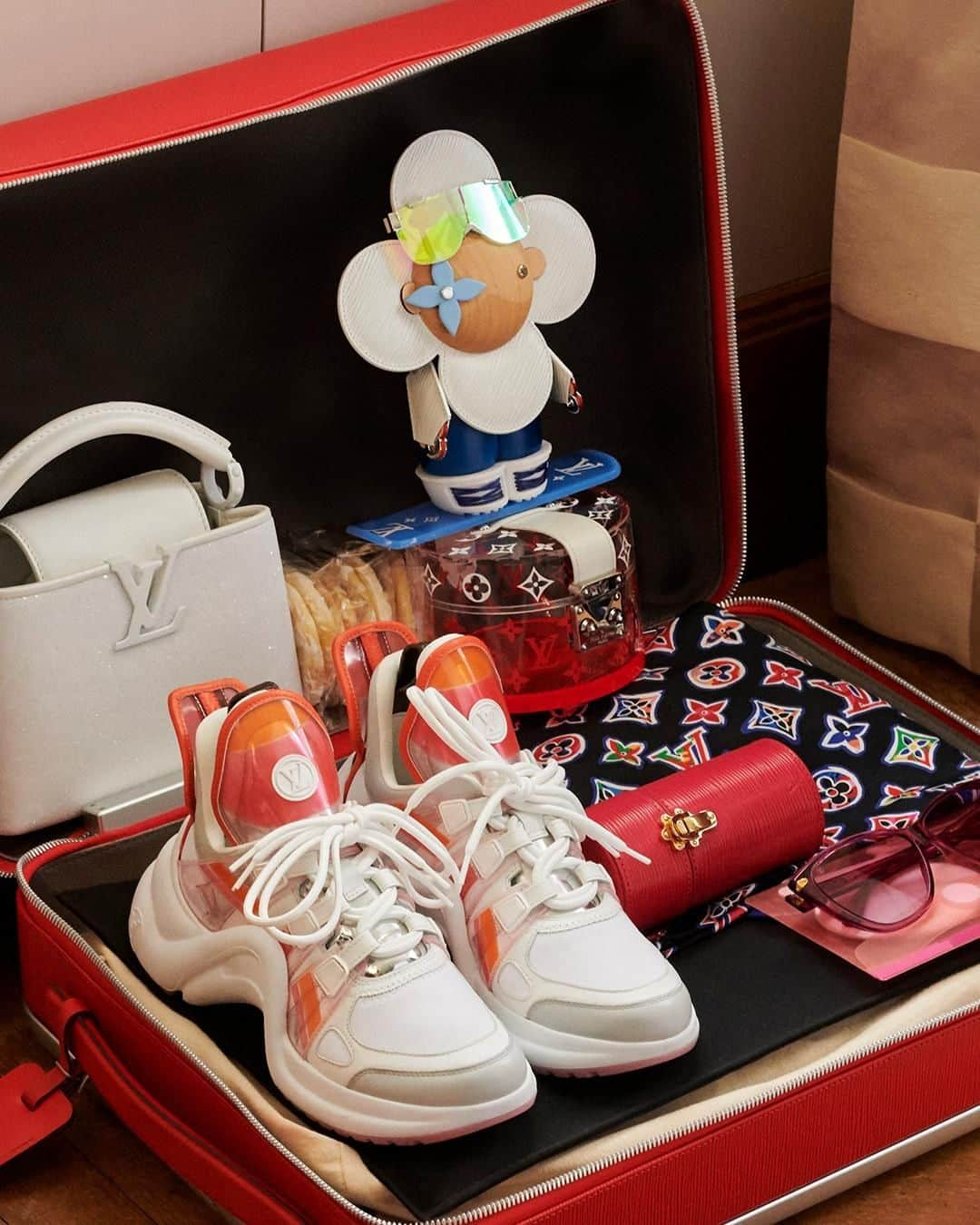 ルイ・ヴィトンさんのインスタグラム写真 - (ルイ・ヴィトンInstagram)「Packing for the Holidays with #LouisVuitton. Go bold with brightly colored accessories such as a new pair of Archlight sneakers. Find more #LVGifts inspiration from the Holiday campaign via link in bio.」12月15日 20時00分 - louisvuitton