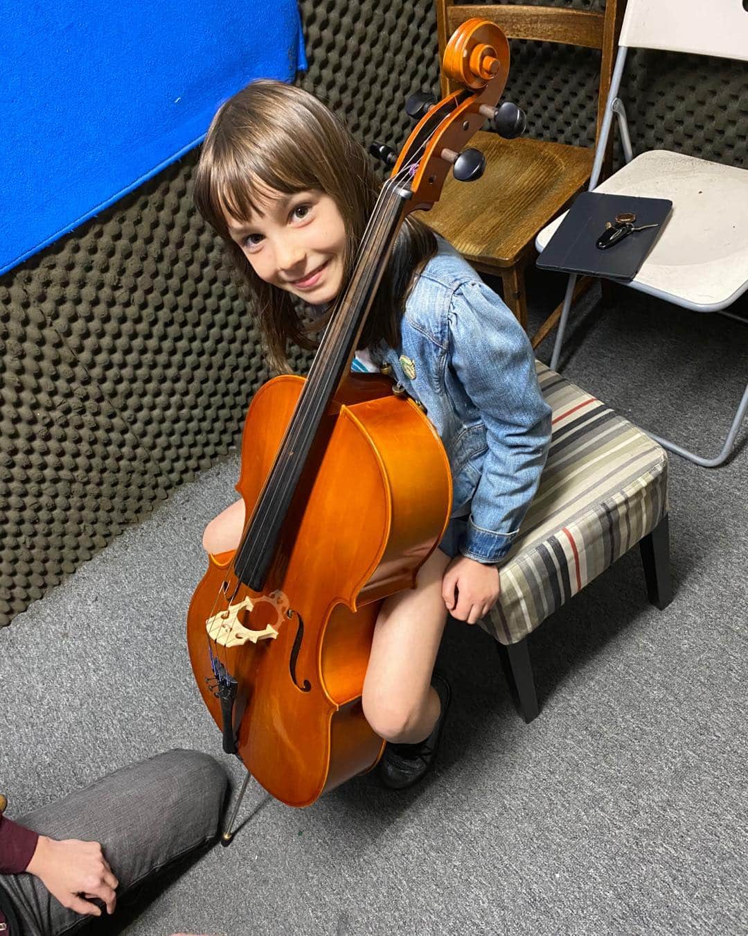 メアリー・マコーマックのインスタグラム：「First cello lesson. Looks cuter than it sounds.」