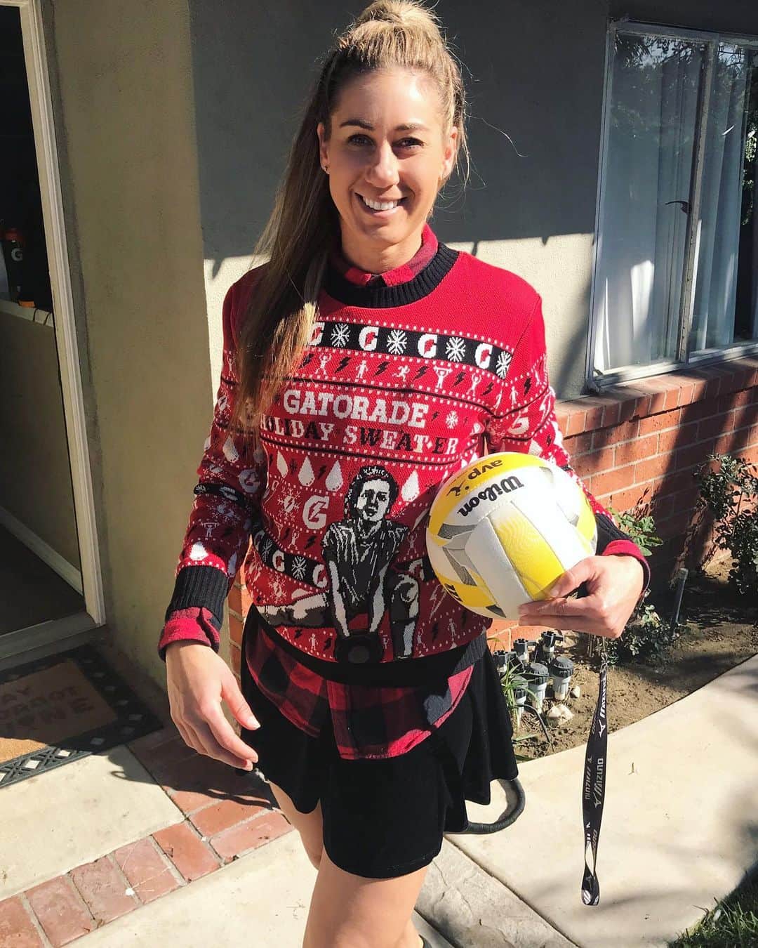 エイプリル・ロスのインスタグラム：「Got my conditioning sesh done this morning, now ready for my next holiday SWEATer party! 🎄🎁🎉 ⠀⠀ Don’t be the athlete that gets lazy over the holidays! Gatorade is rewarding those who put in the hard work👊🏼 This year, if you’re gonna be a holiday sweat-er, then Gatorade might make you a holiday sweater with YOUR pic on the front!💁🏼‍♀️ ⠀⠀ How to enter: •Post a picture of yourself getting a sweat in before December 20th • Include the hashtag #HolidaySweaterContest • Tag @Gatorade! ⠀⠀ Sure it may be an ugly holiday sweater but no one said hard work was pretty! #GatoradePartner #AndProud ⠀⠀ Full Rules: www.Gatorade.com/HolidaySweaterContest」