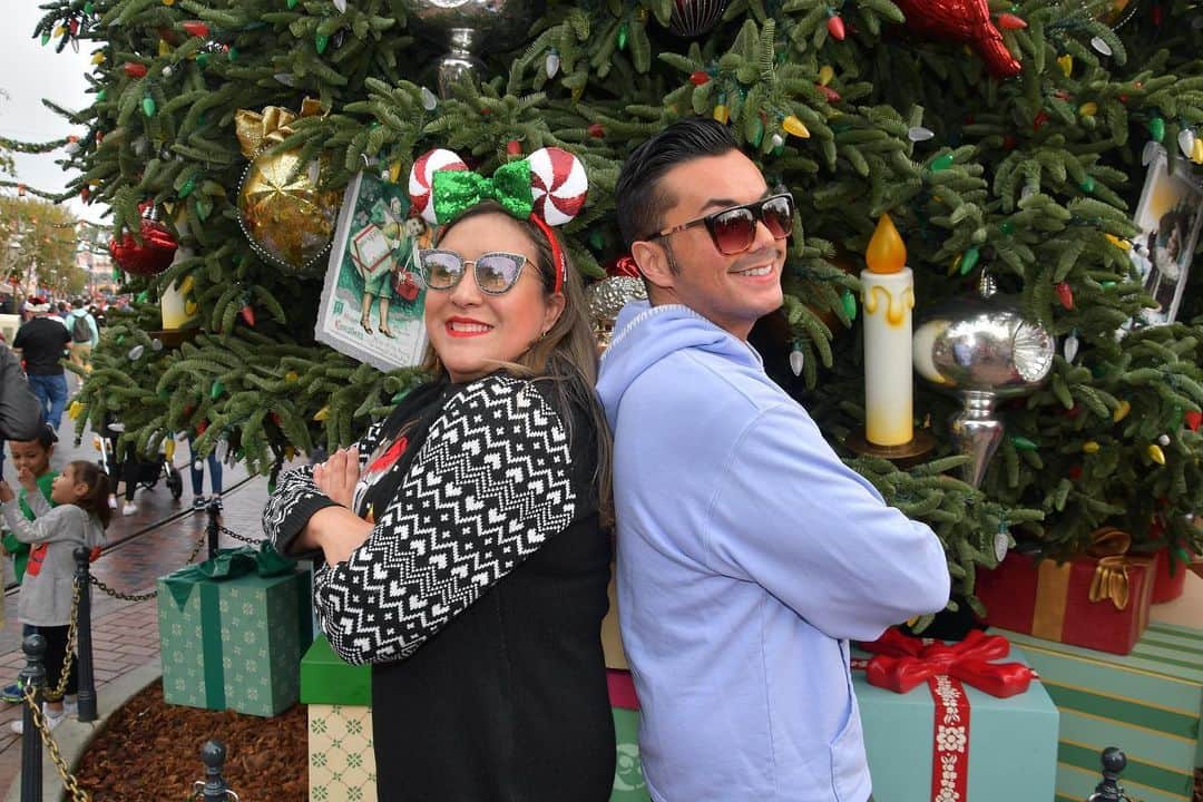 アンソニー・ラモスのインスタグラム：「Feeling festive with @hawtsaucey 🎄」