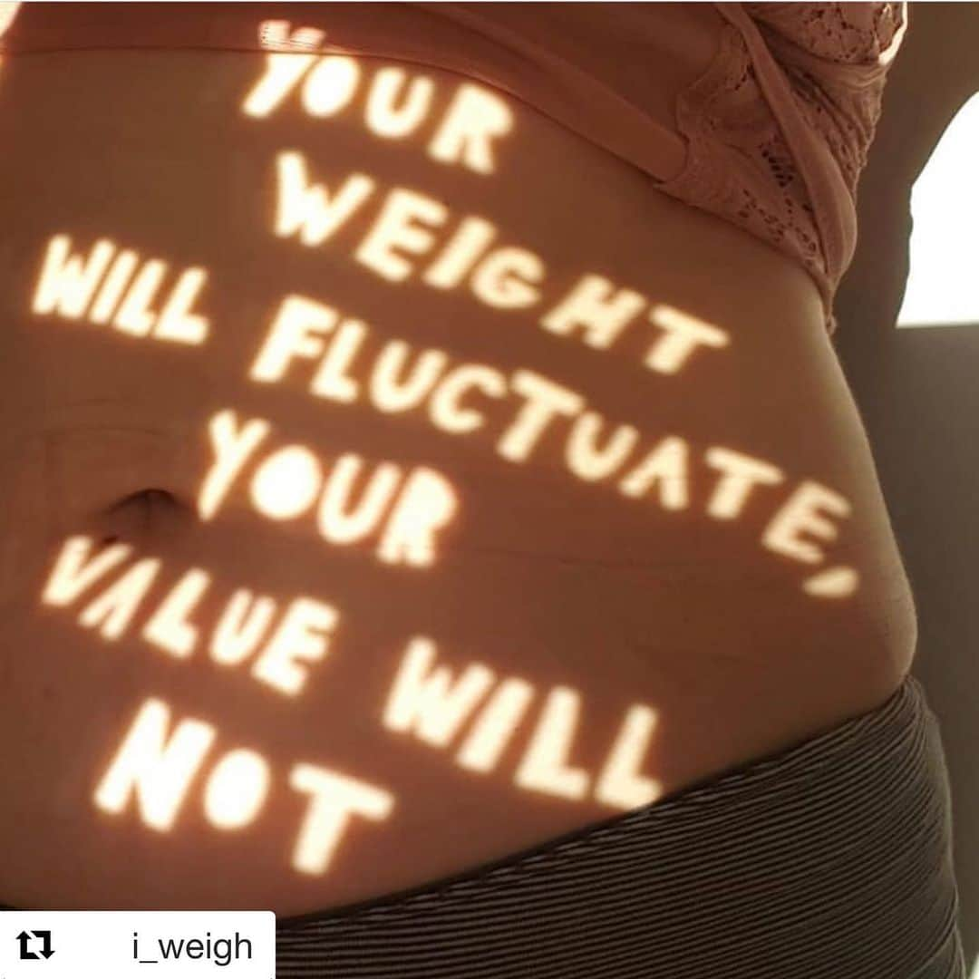 サラ・バレリスさんのインスタグラム写真 - (サラ・バレリスInstagram)「Cannot like this enough. Don’t confuse your body shape with your worth...❤️❤️❤️❤️❤️ #Repost @i_weigh with @get_repost ・・・ Amazing 👏🏼 Your weight does not define your value ✨. | Art by Manchester based artist @ferncooke #iweigh #bodylove」12月16日 5時40分 - sarabareilles