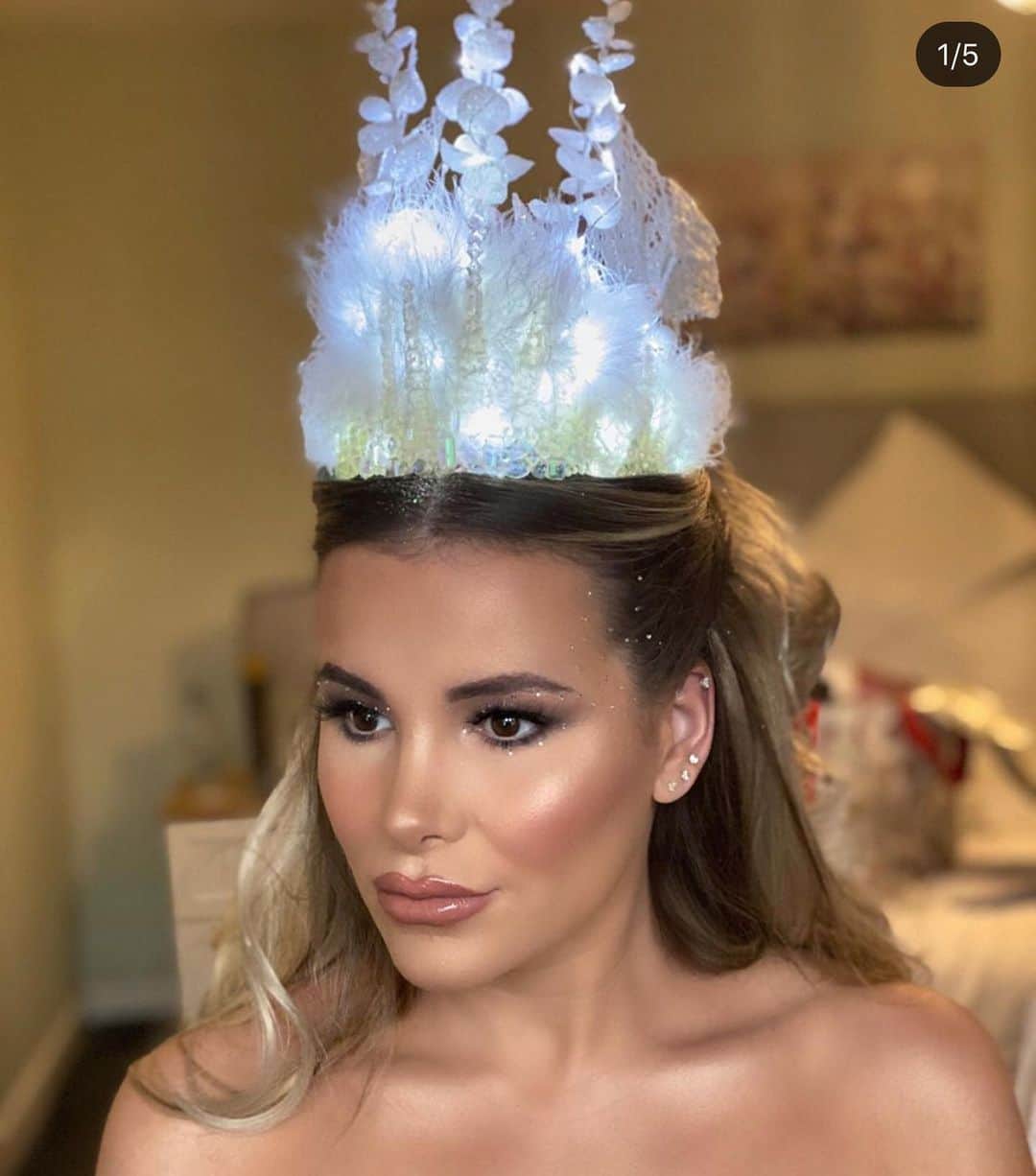 のインスタグラム：「Any excuse to wear a crown ❤️... Towie xmas special is on tonight .. 10pm @itvbe」