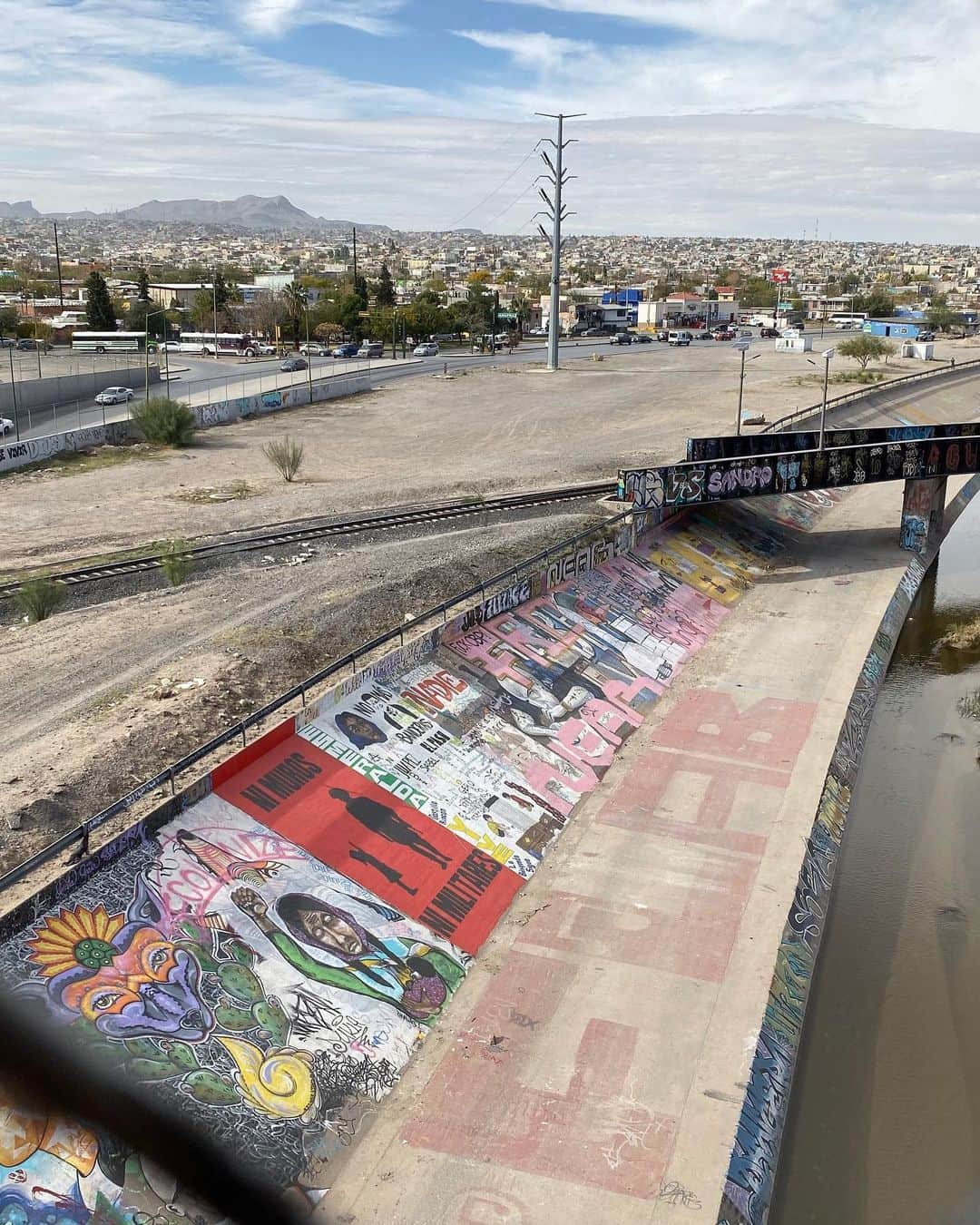 ペン・バッジリーさんのインスタグラム写真 - (ペン・バッジリーInstagram)「That is the US-Mexico border. ‪I’m gonna try something this week, stay posted.  As part of a delegation, I was able to meet people in shelters on both sides, El Paso & Ciudad Juárez. In a detention center housing nearly 1,000 men, spoke w/ immigrants & guards.‬ ‪The situation is hard to witness, hard to describe. I’d like to try, and to invite conversation.‬ See my Twitter, too. Stay posted, ask questions.」12月16日 5時45分 - pennbadgley