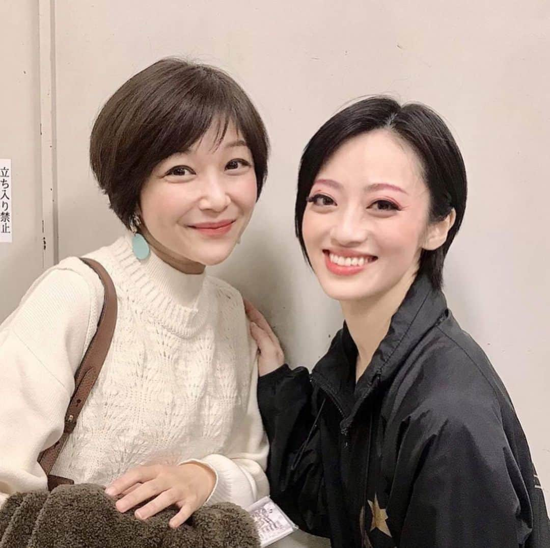 高畠麻奈さんのインスタグラム写真 - (高畠麻奈Instagram)「#劇団朱雀 復活公演﻿ 東京全30回公演、無事に終演致しました。﻿ ご来場頂き盛り上がって下さったお客様、﻿ 応援して下さった皆様、当日券に並んで下さったお客様…﻿ 本当にありがとうございました！！﻿ お客様からとてつもないパワーを頂き、輝く毎日。﻿ 二代目座長、まさに日本の宝。﻿ どこまでもついて行きます、と思わずにいられません。﻿ ﻿ 次は岐阜の葵劇場（大衆演劇用の劇場です）での公演。﻿ より大衆演劇らしく、﻿ 毎日舞踊も芝居も変えてお送りします。﻿ 公演して稽古しての日々…﻿ THE大衆演劇を楽しんで下さい☺️﻿ 何が起こるか、出演者もまだ分かりません！笑﻿ 岐阜でも一緒に楽しみましょーーー☺️☺️✨✨ ﻿ ﻿ そして、どうしても記しておきたいこと。﻿ 初日から1度も開演時間が遅れませんでした。﻿ 当たり前かもしれないけどそれを守り続けて下さった﻿ スタッフさん、そして余裕を持って来て下さるお客様…﻿ ありがとうございます！劇団朱雀、素敵なチーム😭﻿ そんな場所にいれる事が私は幸せです、頑張れます✨﻿ ﻿ 森先生始め、家族草子ファミリーが﻿ たくさん観に来て下さり感激。﻿ あぁ私、ファミリーになれていると勝手に感じてます😏﻿ 締めくくりは、終演後にクレープを食べた幸せ時間。﻿ ﻿ さぁ、行くよっ。 ﻿ ‪#早乙女太一 さん‬ #大衆演劇﻿ ‪#劇団朱雀復活公演‬﻿ #葵劇場 #岐阜県﻿ #中島かずき さん#横内謙介 さん﻿ #早乙女友貴 さん﻿ #富岡晃一郎 さん#久保田創 さん#安田桃太郎 さん﻿ #小川智之 さん#岩崎祐也 さん#藤原儀輝 さん﻿ #南誉士広 さん#熊倉功 さん#高橋玲さん﻿ ﻿ #関根アヤノ さん#高畠麻奈#重咲なお さん﻿ #鈴花あゆみ さん#千葉さなえ さん#蓮城まこと さん﻿ #鈴花奈々 さん#葵陽之介 座長﻿ #喜矢武豊 さん﻿ #木村了 さん﻿ #山崎銀之丞 さん」12月16日 6時01分 - mana_724