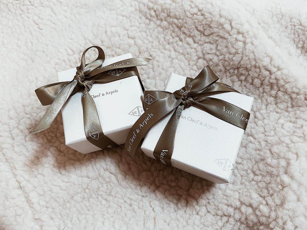 のインスタグラム：「Thank you for the birthday present for me.  #birthdaypresent #present #vancleefarpels #vancleef #happy」