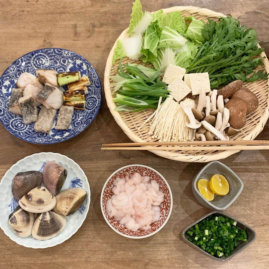 藤原美智子さんのインスタグラム写真 - (藤原美智子Instagram)「恒例、#夫週末料理 は #みぞれ鍋 🍲  焼きタラ、焼きネギ、ハマグリ、白子などなど。 ・ ネギと軽く片栗粉をまぶしたタラをフライパンで焼くと、タラもネギもまた違う美味しさに💓 フードプロセッサーで粗めにおろした大根は一本分。タップリなほど美味しいなぁ😆  ごちそうさまでした♫ ・ #鍋の季節 #おうちごはん #料理男子 #藤原美智子 #fujiwaramichiko #ladonna #michikolife」12月16日 5時57分 - michiko.life