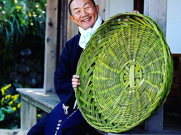 竹虎さんのインスタグラム写真 - (竹虎Instagram)「高知の名物に前菜からデザートまで一つの大きな皿にもりつける皿鉢料理というのがあるのですが、まるでこの大きなメゴ籠は特大の皿鉢のようです。 . 西日本にも広く成育するメゴ笹は、おかめ笹とも呼ばれていて稈はそれほど太くないものが多いので、これだけの大きな籠を編むとなると材料探しも容易ではありません。 . 編まれたばかりでズシリと重い籠は、しばらく置いておくと見る見るうちに色合いが抜けていき軽くなって扱いやすくなるのです。 . #竹虎 #虎斑竹専門店竹虎 #山岸竹材店 #竹虎四代目 #TAKETORA #竹屋 #竹製品 #竹細工 #竹工芸 #竹 #bamboo #虎竹 #真竹 #青竹 #職人 #国産 #日本製 #竹林 #環境 #メゴ笹 #おかめ笹 #皿鉢料理 #籠 #ざる #盛器 #洗濯籠」12月16日 6時41分 - taketora1894