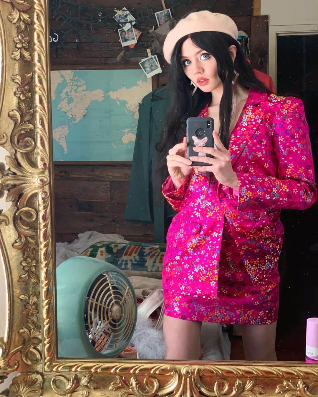 アリソン・ハーバードのインスタグラム：「Psychedelic business meetings | @revolve」