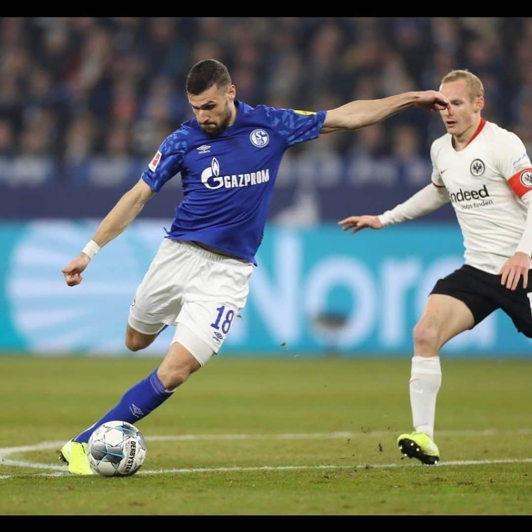 ダニエル・カリジュリのインスタグラム：「Ein verrücktes Spiel ist zu Ende ,aber die Punkte bleiben daheim !💪🏻🔵⚪️ Gute Besserung @west.mckennie 🙏🏻」