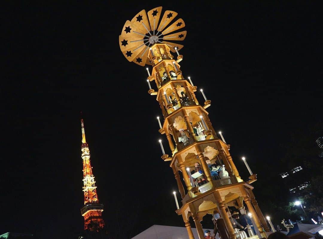 RENA さんのインスタグラム写真 - (RENA Instagram)「#TokyoChristmasmarket2019 . ファーマーズとかフェスとか、屋外イベント大好きだから、東京で毎年開催のクリスマスマーケット大好き❄️🎄 ． ドイツから来たクリスマスツリーと東京タワー、ミッドタウンに映る東京タワーとビルの夜景がとても都会を感じる🗼🌟 ． 前にサンディエゴから遊びに来たjoshやRickiと来て以来だから楽しかった✨毎年行きたいな♡ ． ． ． #tokyo #tokyotower #christmas #hotwine #christmasmarket #christmastree #sundaynight #roppongi #芝公園 #六本木 #クリスマスマーケット #クリスマスツリー #日曜日 #野外イベント #ワイン好き」12月15日 22時00分 - rena_flare