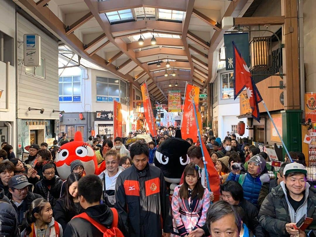 丸山祐市さんのインスタグラム写真 - (丸山祐市Instagram)「大須商店街の練り歩きとボランティア納会に行ってきました‼️ 短い時間でしたが、たくさんの人に会えて、とても楽しかったです😁 寒い中、ありがとうございました🙇‍♂️ #大須商店街#クラブグランパス #ボランティア納会 #nagoyagrampus#grampus#名古屋グランパス#丸山祐市#17#感謝#笑顔#ファミリー#elpibe」12月15日 21時53分 - yuichi_maruyama.616