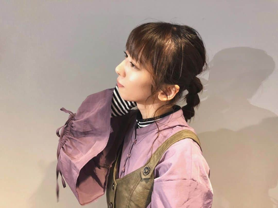 真山りかさんのインスタグラム写真 - (真山りかInstagram)「.﻿ ﻿ 玉ねぎちゃんhair💇‍♀️﻿ メイクさんがやってくれた〜〜﻿ ﻿ #簡単﻿ #ヘアアレンジ﻿ ﻿ #まやまふく﻿ ﻿ #3投稿連続で紫でした #💟﻿ ﻿ #まやまにあ﻿ ﻿ .」12月15日 21時53分 - ma_yama_official