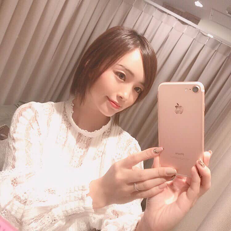 のインスタグラム：「@yagbeauty_official でレーザートーニング❤️﻿ ﻿ 肌のトーンが明るくなるから、﻿ お肌のケアで月1で通ってるよ✨﻿ (本当は月2.3回通った方が効果あるよ！)﻿ ﻿ それで、そばかすとシミ防止対策で、トラネキサム酸を飲んだりしてる🥺💕﻿ ﻿ ここではボトックスとかヒアルロン酸もできるから、今度やってみようかな〜☺️🌈﻿ ﻿ #yagbeauty #レーザートーニング #レーザー #レーザー治療 #スキンケア #シミケア #そばかす治療 #渋谷 #東京 #クリニック #美容好きな人と繋がりたい #美容好き #美容大好き」