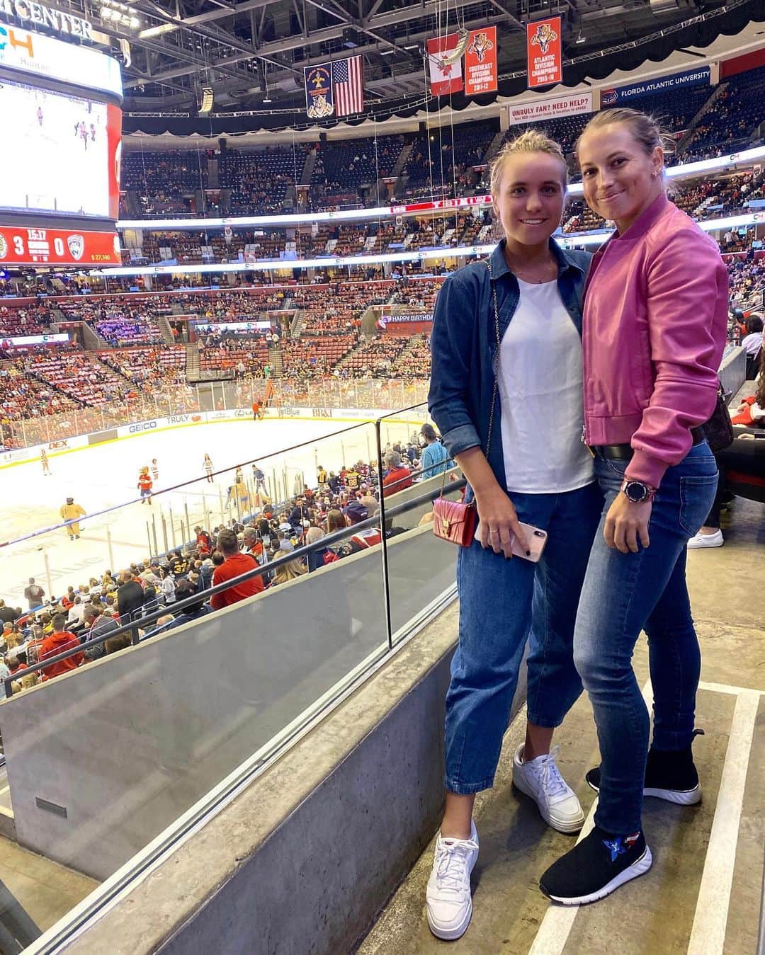 ソフィア・ケニンさんのインスタグラム写真 - (ソフィア・ケニンInstagram)「Florida Panthers lost to Boston Bruins 2-4 last night.. Still was fun game to watch 😁 #hockeynight」12月15日 22時18分 - sofia.kenin