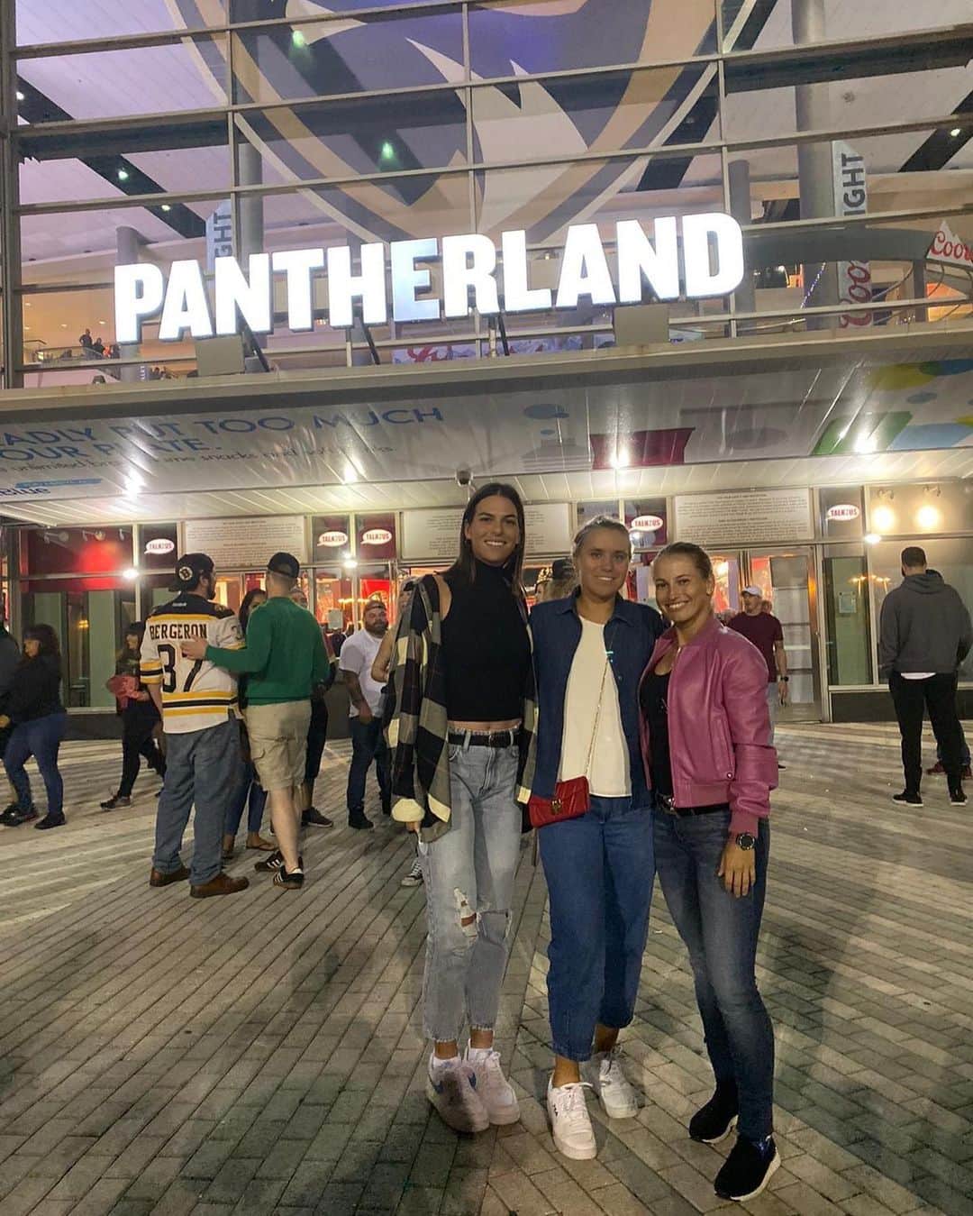 ソフィア・ケニンさんのインスタグラム写真 - (ソフィア・ケニンInstagram)「Florida Panthers lost to Boston Bruins 2-4 last night.. Still was fun game to watch 😁 #hockeynight」12月15日 22時18分 - sofia.kenin