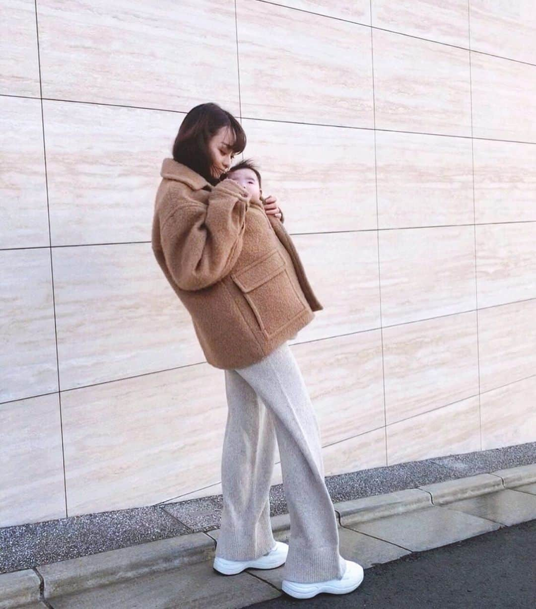 丸林広奈さんのインスタグラム写真 - (丸林広奈Instagram)「アウターの中からひょっこり👶✌️ #outer : #auralee  #pants : #bedandbreakfast  #shoes : #celine  #ootd #outfit #fashion #今日のコーデ #ベビー服 #女の子ママ #赤ちゃん　#生後3ヶ月 #冬コーデ」12月15日 22時10分 - hironamarubayashi