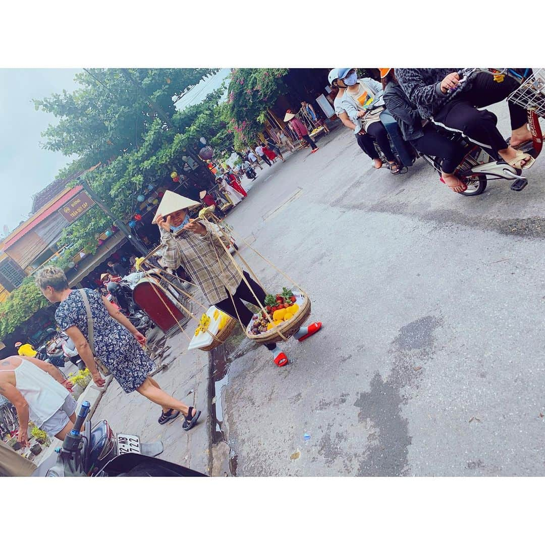 梅山茜さんのインスタグラム写真 - (梅山茜Instagram)「. ＊Summer Vacation ▷HOI AN②＊ ホイアン町並み編✈️ 町全体が世界遺産であるホイアン。 もう至る所全部がカラフルでとっても可愛い💕 しかも黄色×水色とか色使いが最高！！ 少し切り取るだけで絵になります📷 初日のホイアンには夜に着いたので翌日から町歩き〜👣 ホイアン市場にも行ったけどダナン市場と違って臭くない！笑 少し小さめでしたが、明るくて1つ1つの店舗は広かった！ 市場にもだし路上のお店にも ホイアンならではのランタンもたくさん売ってたし 町にもランタンがたくさん飾られてて可愛かったー🏮 あと、ホイアンはダナンと比べて西洋人が多い気がする💄 . #四国放送#女子アナ#アナウンサー#ゴジカル#ダナン#ベトナム#ホイアン#ホイアン市場#ダナン市場#夏休み#海外旅行#海外#旅行#ベトナム旅行#旅行好きな人と繋がりたい#カメラ女子 #タビジョ#たびすたぐらむ#インスタ映え#世界遺産#ランタン#likeforfollow#vietnam#danang#hoian#banhmi」12月15日 22時12分 - umeyama_akane