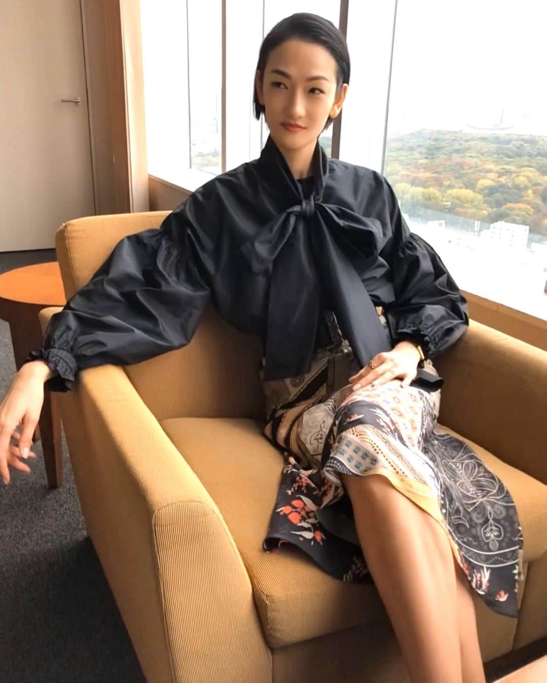 のインスタグラム：「今日の#グランメゾン東京 第9話❤︎ リンダ・真知子・リシャール いよいよ最終章ですね…寂しくなってきました。 ※栞奈に理不尽なリンダ Dress: Alaia ※あんなに可愛い平古祥平をつめるリンダ Dress: Etro Shoes :Sergio Rossi Earring: repossi  Rings, watch: cartier ※東京タワーの下でハーレーが格好良すぎな尾花と Coat: Max Mara Dress: Balmain  Shoes: Alaia  Earring: repossi  Rings, watch: cartier #グランメゾンシリーズ #冨永愛 #日曜劇場 #aitominaga #最近キレキャラ」