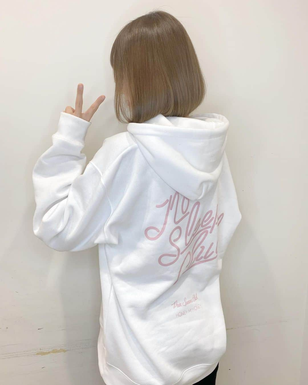 ゆきりぬさんのインスタグラム写真 - (ゆきりぬInstagram)「@hairsalon_elyts でTOKIOトリートメントしてもらいました〜！ いつも担当してくれる @saki_vekka さんありがとうございます🥰 ブリーチ3回もしてる髪なのにこんなにサラサラになるのすごすぎる…！ ホームケア頑張ってる方だけど、やっぱりサロンのトリートメントは違うね。 . . そしてパーカーは @honeymihoney_official と  @privspoonsclub のコラボパーカー💕 ピンクの文字が可愛いの！ . . #ヘアケア #ヘアサロン #トリートメント #美容院 #honeymihoney #privspoonsclub #髪質改善」12月15日 22時13分 - yukirin_u