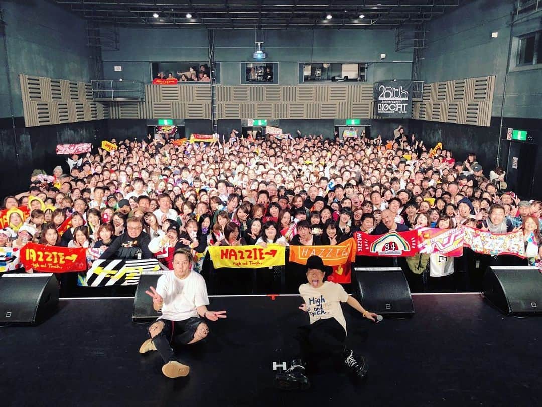 ハジ→さんのインスタグラム写真 - (ハジ→Instagram)「‪High and Touch。ツアー‬﻿ ‪11公演目‬﻿ ‪大阪ライブ終了〜〜っ❣‬﻿ ﻿ #今日は変顔写真2パターン🤪🤪﻿ ﻿ ‪8.4ワンマンぶりのBIGCAT、‬﻿ ‪大阪の盛り上がり‬﻿ ‪最幸だったぞーっ😆🎶‬﻿ ﻿ このツアーで1.2を争う﻿ 大トラブルがあったけど ←﻿ ﻿ 一日に三回もプロ●ポーズするやつなんて﻿ いるん？﻿ ﻿ 世界でたったひとりやろぜったい🤣﻿ ﻿ うぃりゅめーーーりみーーーーっ﻿ つってなw﻿ ﻿ わっはっはーーーー🤣﻿ ﻿ (詳細は内緒✨🤫) (大阪行った人に聞いてね)﻿ ﻿ まぁまぁがっつり﻿ そこから巻き返して﻿ 全部通した時に﻿ 幸せ大成幸のライブにできたのではないだろうか、﻿ と個人的には感じております❣️﻿ ﻿ 今日集まってくれたみんな、﻿ いろんな俺を見てくれてありがとう❣️﻿ ﻿ ‪セミファイナル‬﻿ ‪大阪を終えて﻿ 残すところは1箇所♪🔥‬﻿ ﻿ ‪ついに…次回はファイナル‬﻿ ‪12/21(土)＠仙台PIT‬﻿ ‪OPEN 16:15 / START 17:00‬﻿ ﻿ ‪仙台で待ってるからね〜🌈✨‬﻿ ﻿ ﻿ ﻿ PS.﻿ ﻿ 今日声めっちゃ出たー👀📣﻿ ﻿ 気持ちよかった﻿ ﻿ 手術後の声帯も、﻿ この六ヶ月間、﻿ なかなかいろんな時期があったけど、﻿ ハイアンドタッチツアー 通して﻿ なんかどんどん良き感じに馴染んできてる気がする。✨❣️﻿ ﻿ ﻿ ﻿ ﻿ あ❣️﻿ ﻿ ﻿ コメントしてね♪﻿ ﻿ 待ってるよ😍﻿ ﻿ ぜんぶ読むよ❣️﻿ ﻿ ﻿ ﻿ ﻿ ‪#ハイアンドタッチツアー‬ #失敗は成功のもと﻿ #めげない心 #全てに意味がある #その日のうちにかたきをとる #ハジ #ハジー #hazzie #大阪 #心斎橋 #BIGCAT #live #変顔」12月15日 22時13分 - hazzie840
