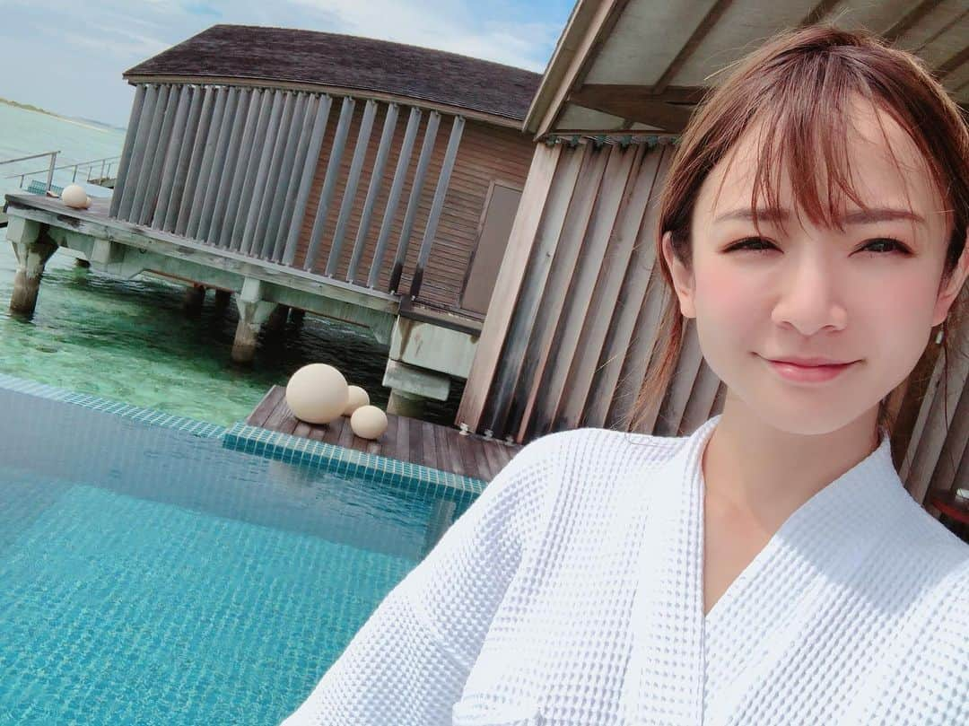 本田麻里絵さんのインスタグラム写真 - (本田麻里絵Instagram)「Honeymoon 🇲🇻💖 いろんな国を旅したけどモルディブが1番好き💓 最愛の人と来れて本当に幸せ... オフシーズンで天気が心配だったけど晴れ男マオさんがいたから🙆‍♀️💕 強風と雨の中floating breakfast したのはいい思い出だわw  バラバラですが写真アップしていきます(*/▽＼*) Here we come Maldives!! Such a beautiful paradise 🏝🇲🇻 #maldives #maldive #honeymoon #beach #couplephoto #couplegoal #couplegoals #couplesgoals #internationalcouple #モルディブ　#新婚旅行　#ハネムーン　#国際結婚 #clubmedfinolhu #beachwedding」12月15日 22時13分 - mariennu.bkk