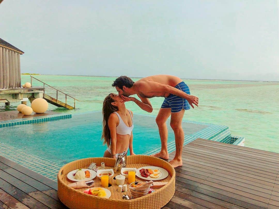 本田麻里絵さんのインスタグラム写真 - (本田麻里絵Instagram)「Honeymoon 🇲🇻💖 いろんな国を旅したけどモルディブが1番好き💓 最愛の人と来れて本当に幸せ... オフシーズンで天気が心配だったけど晴れ男マオさんがいたから🙆‍♀️💕 強風と雨の中floating breakfast したのはいい思い出だわw  バラバラですが写真アップしていきます(*/▽＼*) Here we come Maldives!! Such a beautiful paradise 🏝🇲🇻 #maldives #maldive #honeymoon #beach #couplephoto #couplegoal #couplegoals #couplesgoals #internationalcouple #モルディブ　#新婚旅行　#ハネムーン　#国際結婚 #clubmedfinolhu #beachwedding」12月15日 22時13分 - mariennu.bkk