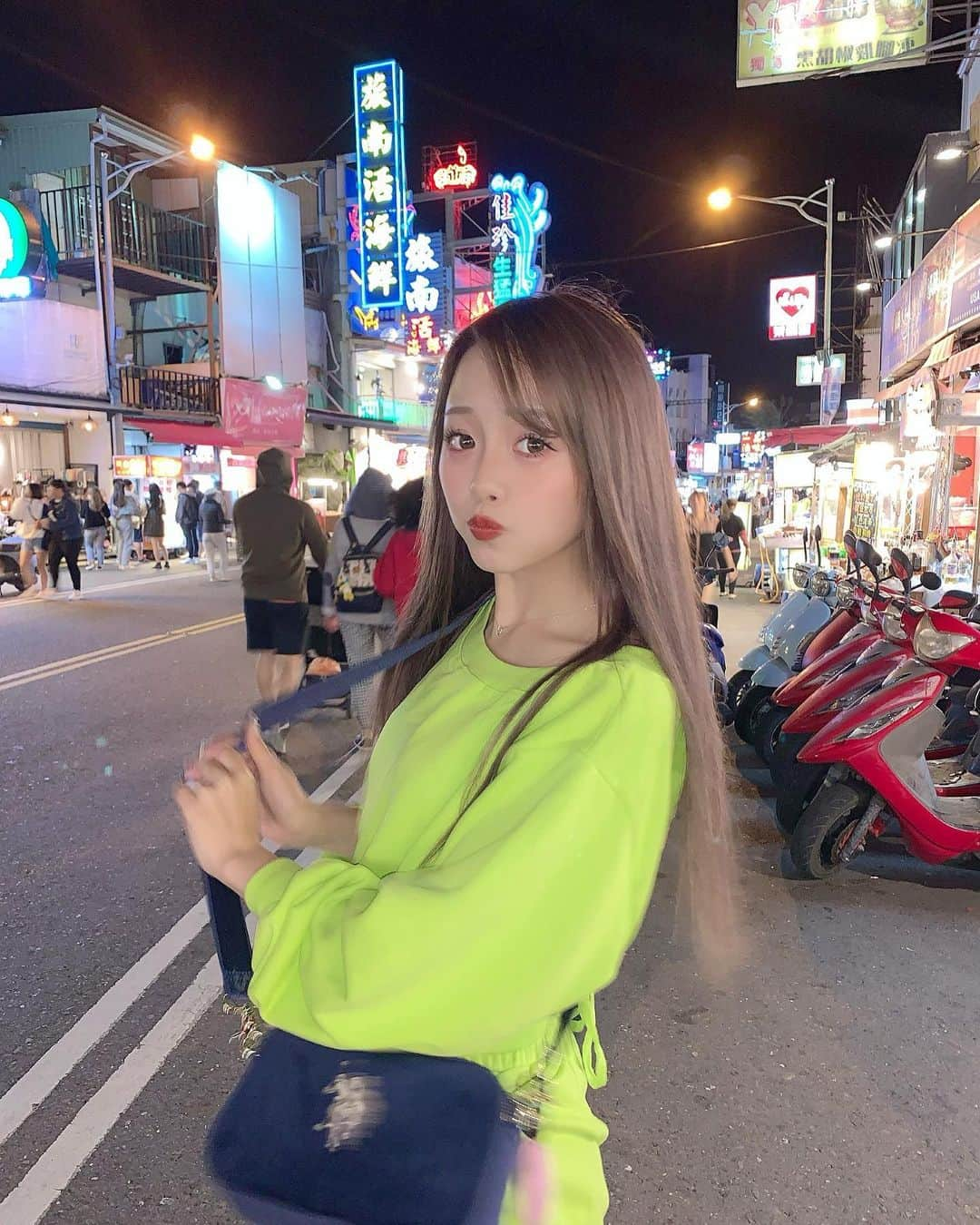 加藤ゆりなさんのインスタグラム写真 - (加藤ゆりなInstagram)「墾丁夜市✌︎ 平日なのにいい感じに人いた🥴 泊まったホテルに無料送迎ついて夜市連れてってくれたの😊 . . 生誕イベントの詳細ストーリーに載せたのだけど、 1月１１日(土)です🤖🎂 るー、みづ、ほに四人でのイベントなのだが最初で最後になるのかな？😿 みんなに来て欲しいです🧘🏼‍♂️ チケット詳細もストーリーに載せるからチェック忘れずに😿🎀 . . . . #墾丁 #墾丁景點 #墾丁大街 #墾丁夜市 #台湾旅行　#台湾　#台南　#高雄旅行 #高雄 #台湾グルメ #台湾女子旅 #海外旅行 #海外」12月15日 22時14分 - _yuringo_