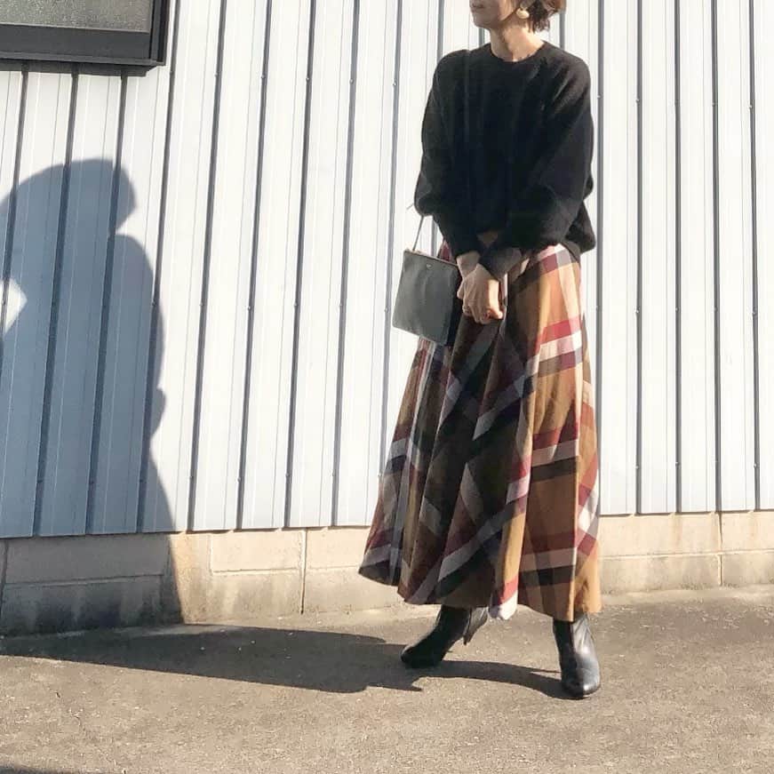 ybtn_1024さんのインスタグラム写真 - (ybtn_1024Instagram)「15 Dec. 2019 ・ ・ こんばんは☺︎ 昨夜の忘年会は、よく飲みよく喋りよく笑い✨✨✨ ホント楽しかった🎶 ・ ・ そして、今日は名古屋駅近くで開催中のクリスマスマーケット🎄🎅へ。 ・ すごい人だなぁ…って見てたら、なんと香取慎吾さんがテレビ番組生出演中でした😳😳💕 ・ ・ knit#パフスリーブクルーネックセーター#uniqlo skirt#3can4on  bag#celine ・ ・ #ユニクロ さんのこのニット、チクチクしなくて、むちゃくちゃ着やすい❣️ ・ XLサイズにしたけど、もっとオーバーサイズでも良かったな… ・ バーバリーチェックのスカートは、穿いてると必ず褒められます🥰 ・ ・ いつもありがとうございます♡ ・ ・ #ootd#outfit#instafashion#fashion#coordinate#uniqlolifewear#ユニクロニット族#locari#mineby3mootd#4yuuu#おしゃれさんと繋がりたい#おしゃれな人と繋がりたい#お洒落さんと繋がりたい」12月15日 22時20分 - ybtn_1024