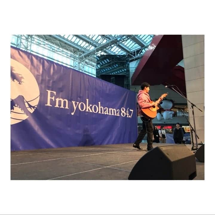 森崎ウィンのインスタグラム：「遅くなりました(T_T) 昨日僕がやっている #fmyokohama  #ekradio  の公開収録がありました。 #クロスジーン の #シンくん と2人で。 来てくれた皆々様、 本当にありがとうございました。 本当楽しかった!!!いや、本当に ギターでライブする事がね、緊張し過ぎたのですが、新たな一歩が踏み出せた気がしました!!!!ありがとうございました。 楽しんでくれたかな?? うふふ #シンくん〜またやろうね #森崎ウィン  #winmorisaki  #ギターを肩に掛けると #凝るんだな #まだまだだ #もっと上手くなるぞ」