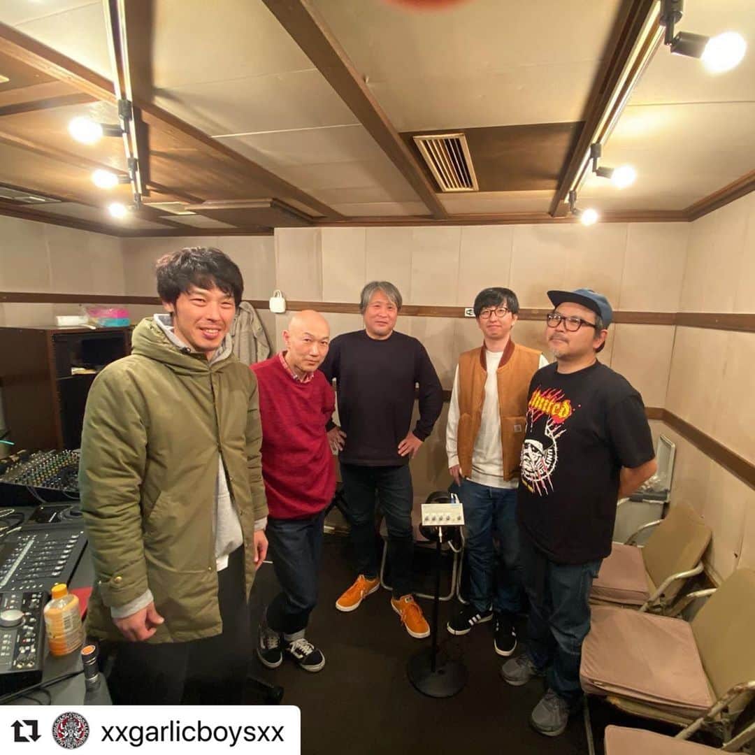 Larry のインスタグラム：「時間少なめでしたがギター録り終わり。 一日中スタジオにこもりっぱなしでした。 明日には終わる！予定。  #Repost @xxgarlicboysxx with @make_repost ・・・ 無事バックのレコーディング終了！ エンジニア清野さん、ESP丹正さん、POD阿部くんありがとうございました！」
